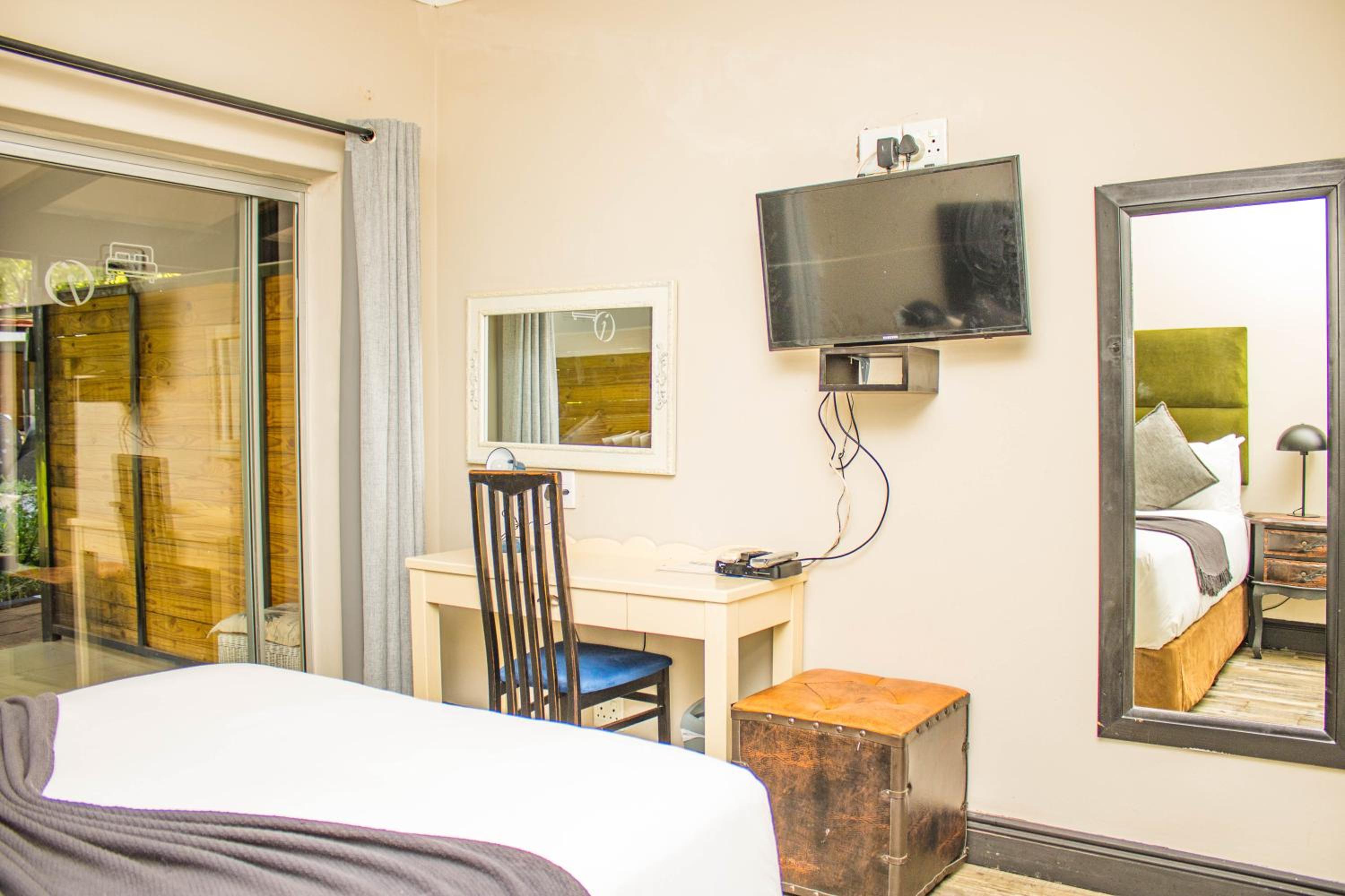 Deluxe Double or Twin Room - Photo 18
