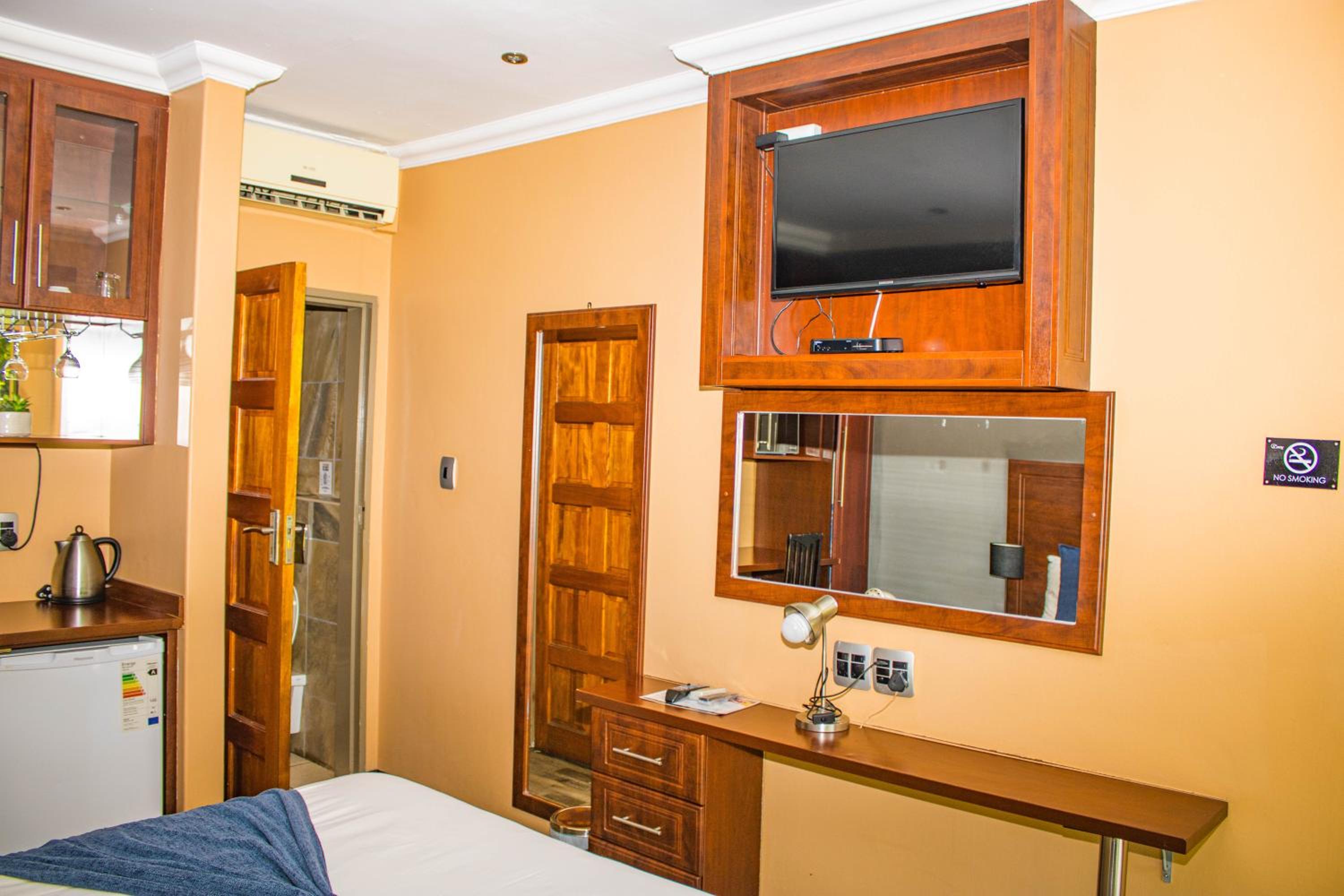 Deluxe Double or Twin Room - Photo 10