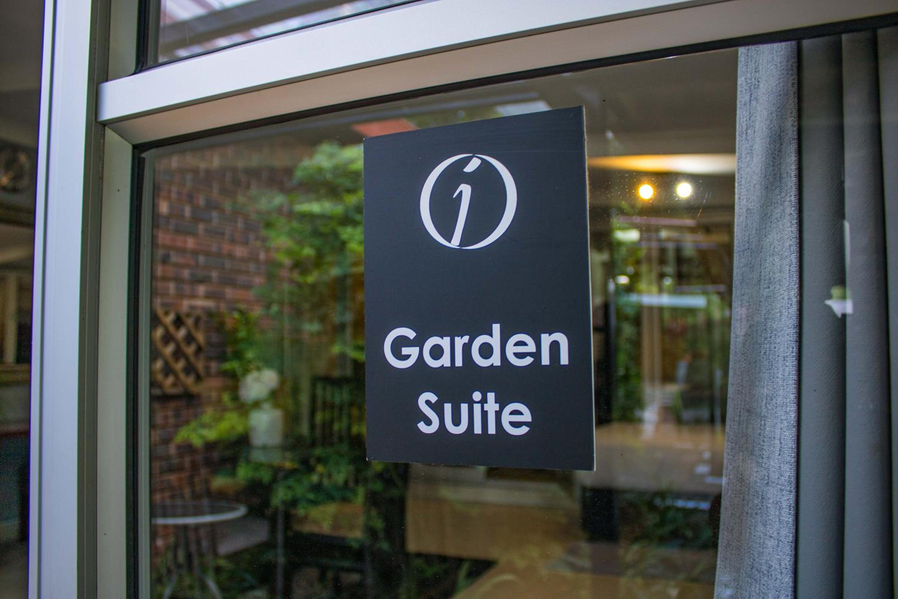 Luxury Suite - Photo 7
