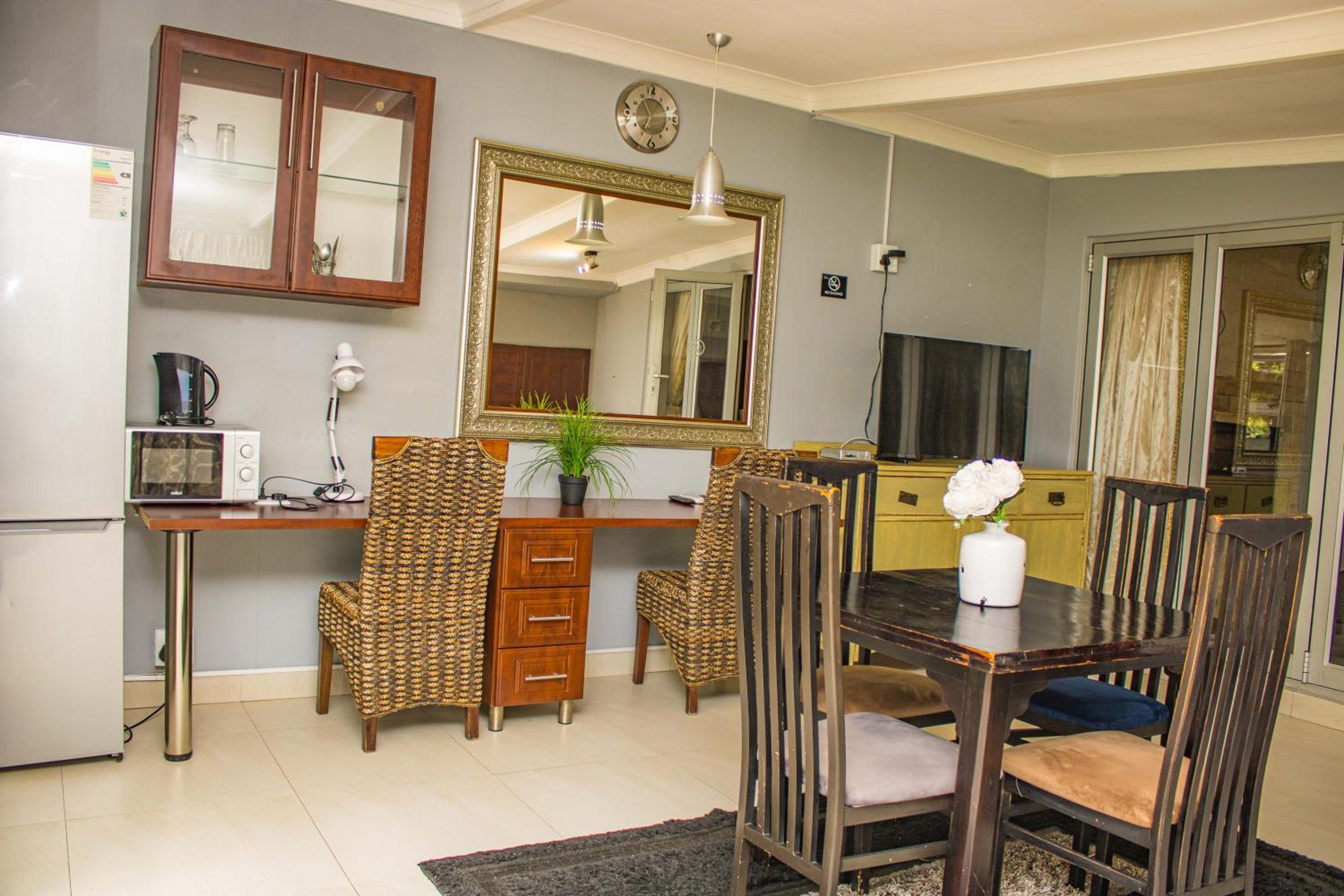 Luxury Suite - Photo 2