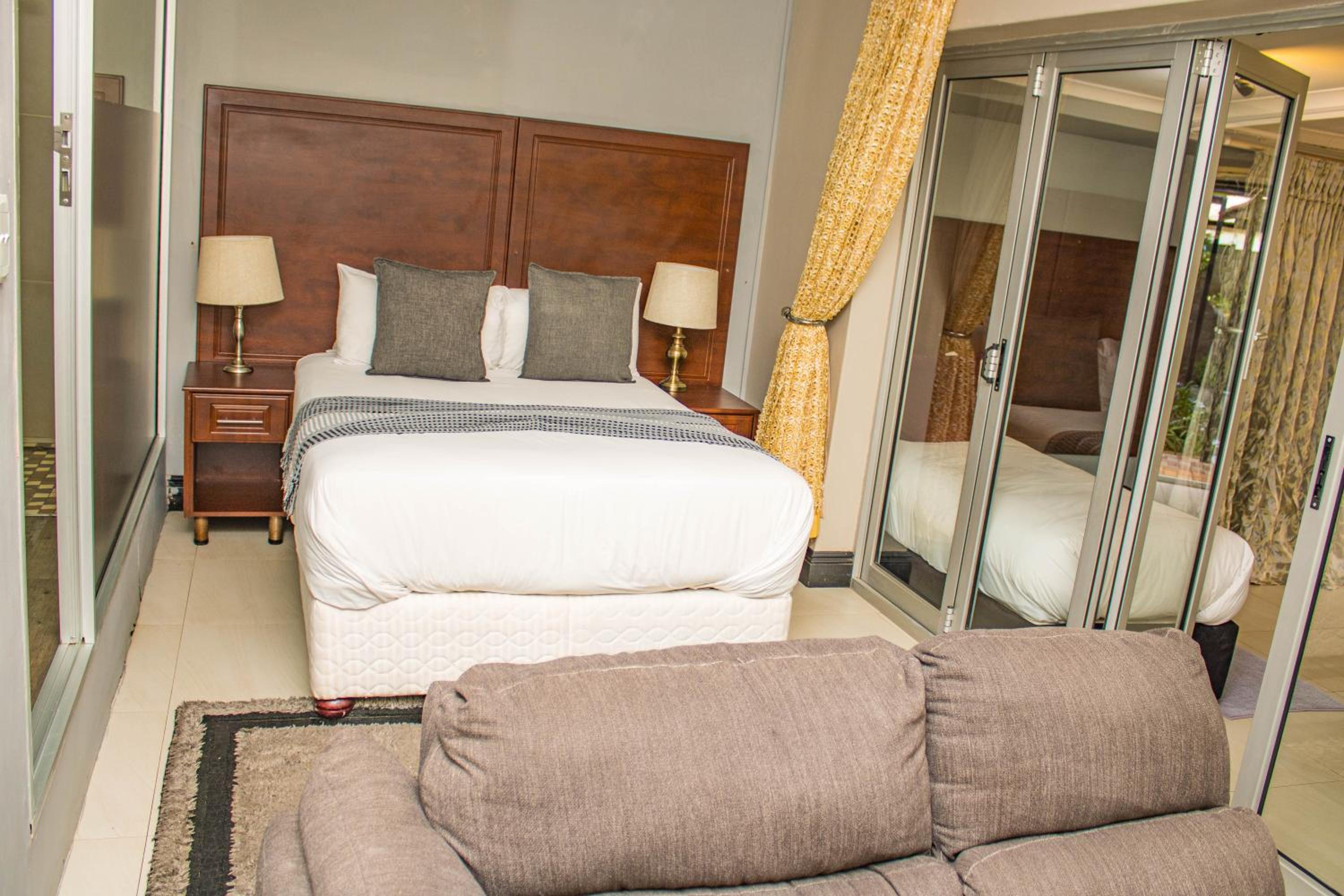Luxury Suite - Photo 6