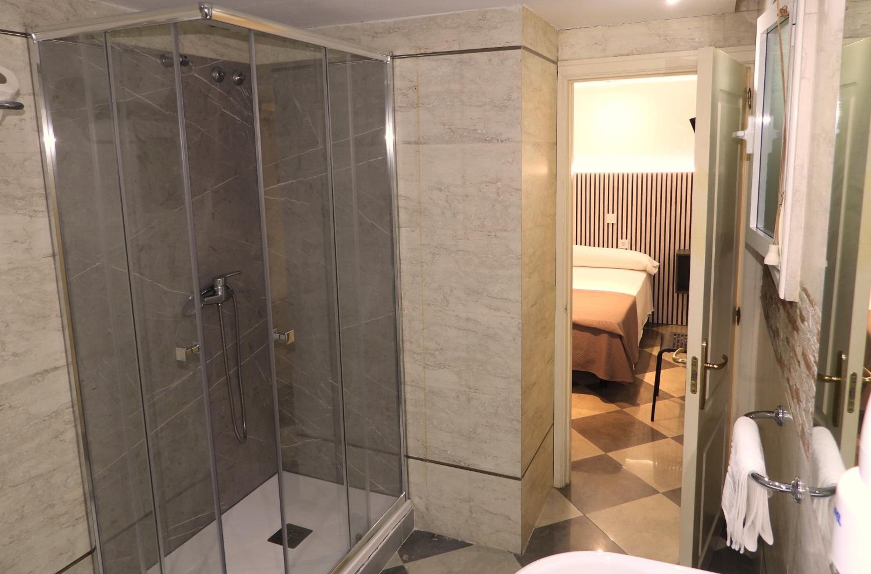 Standard Single Room with Shower photo 3