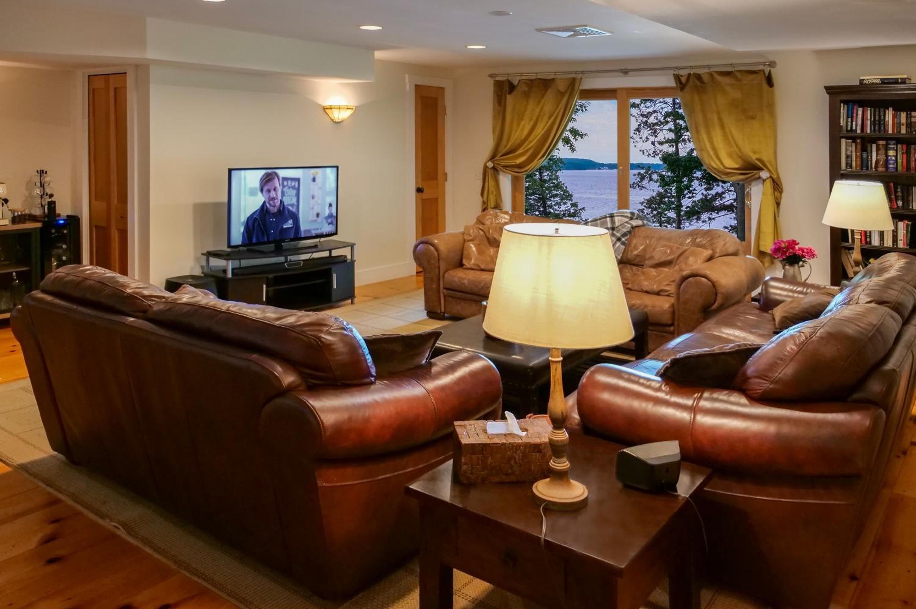 Six-Bedroom House photo 1