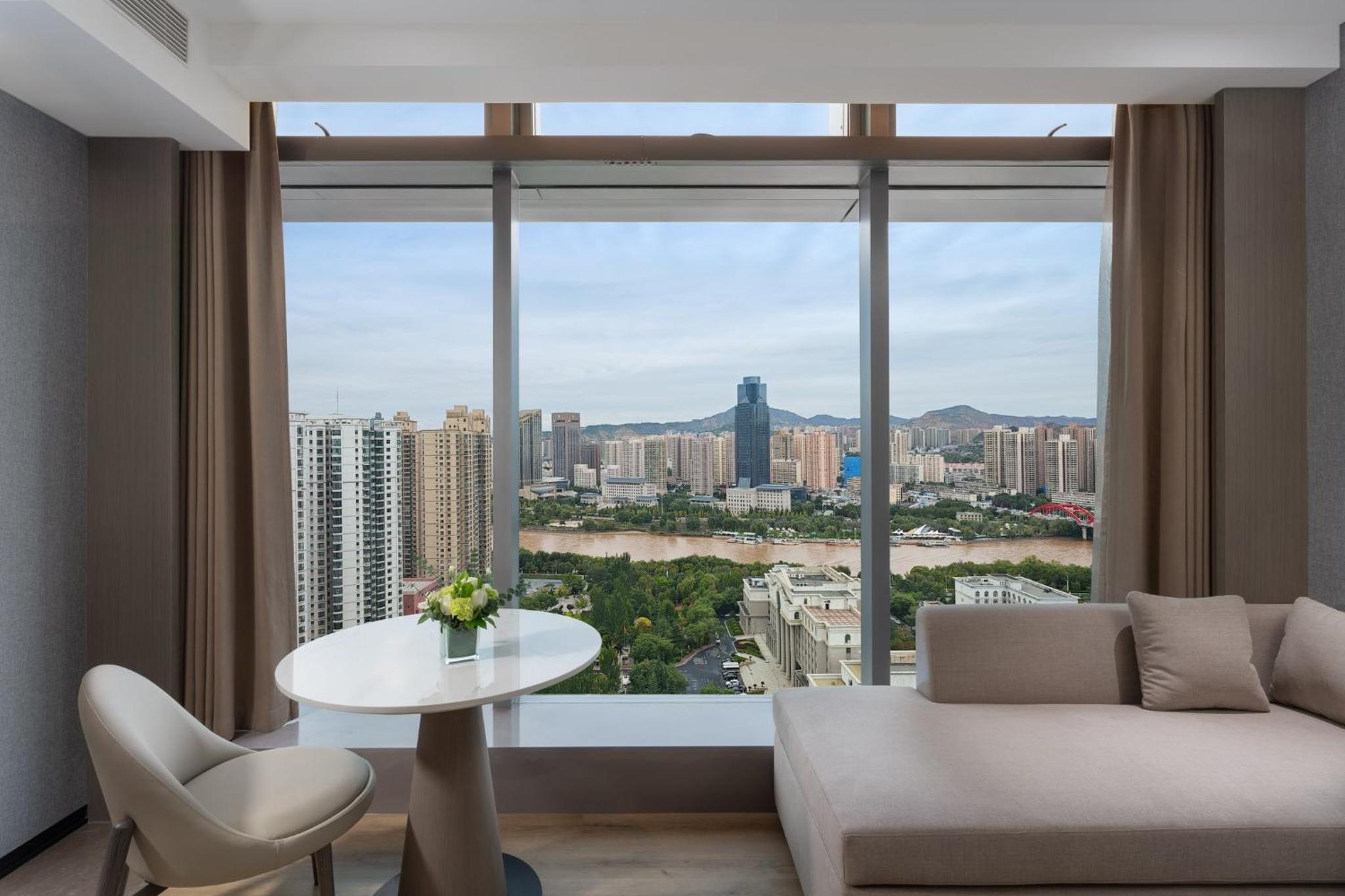 Standard King Room with River View photo 2