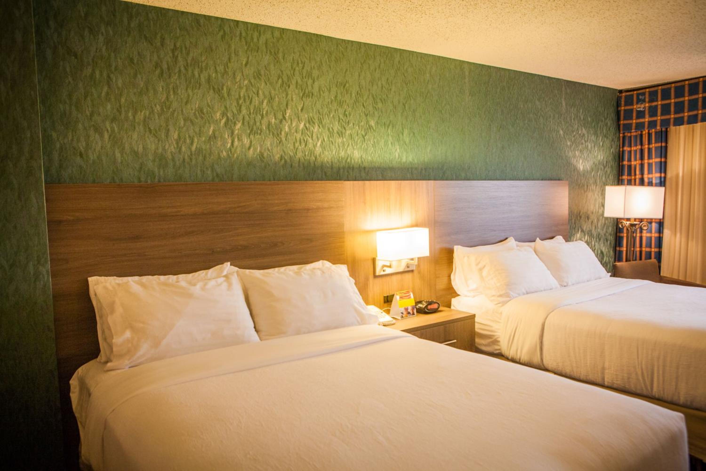 Standard Queen Room with Two Queen Beds - Photo 4