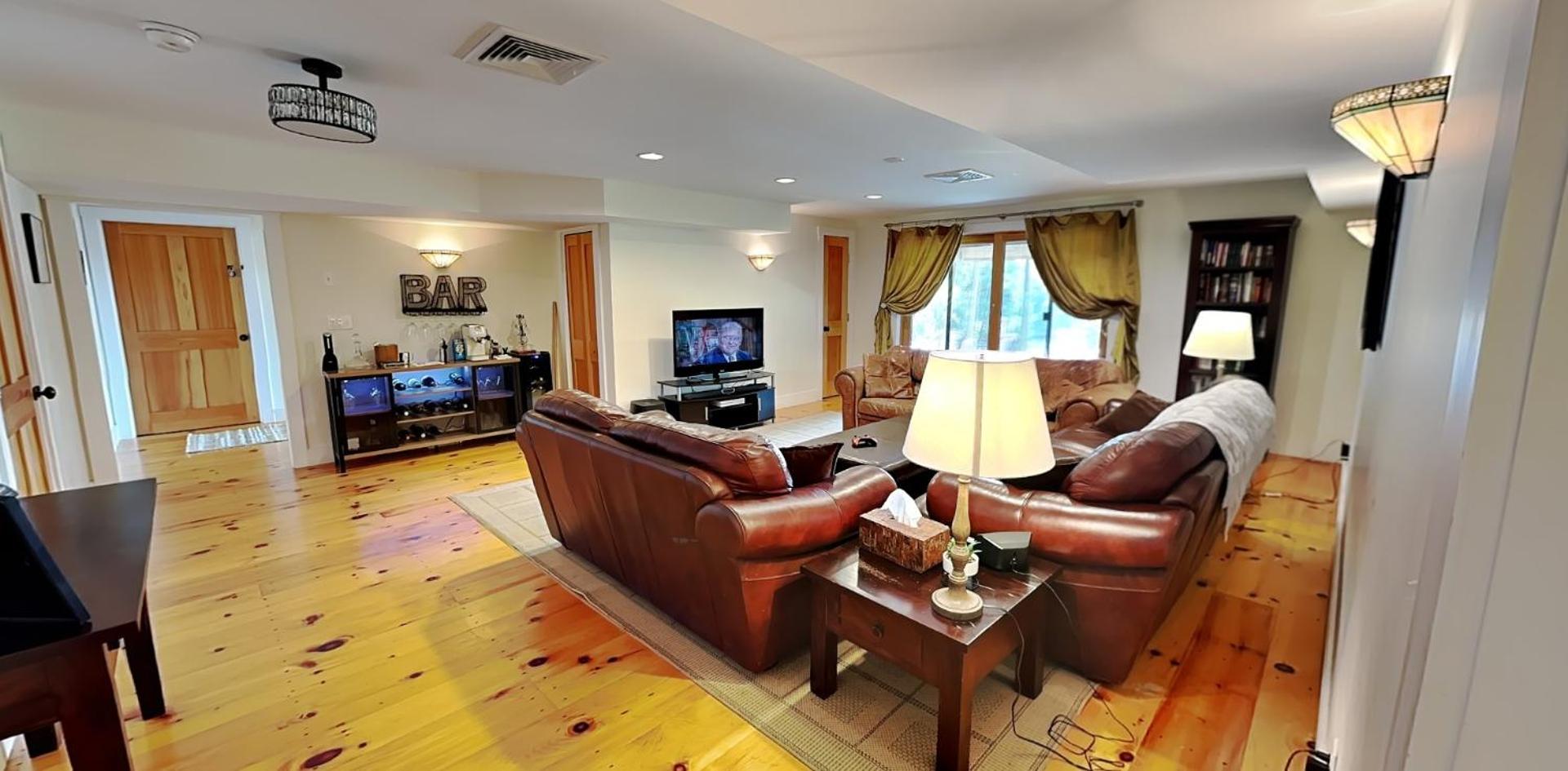 Six-Bedroom House photo 3