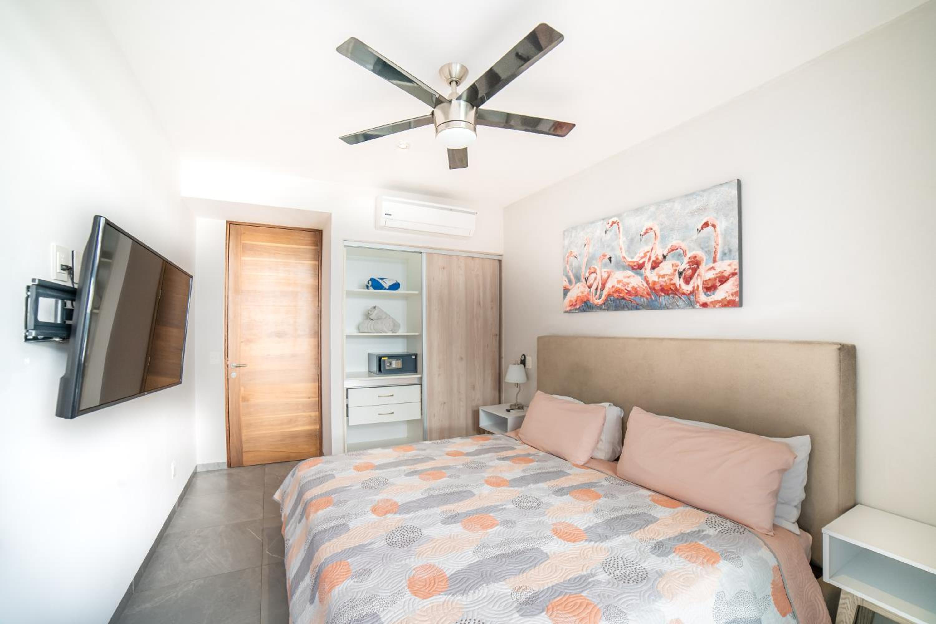 Deluxe One-Bedroom Apartment photo 2