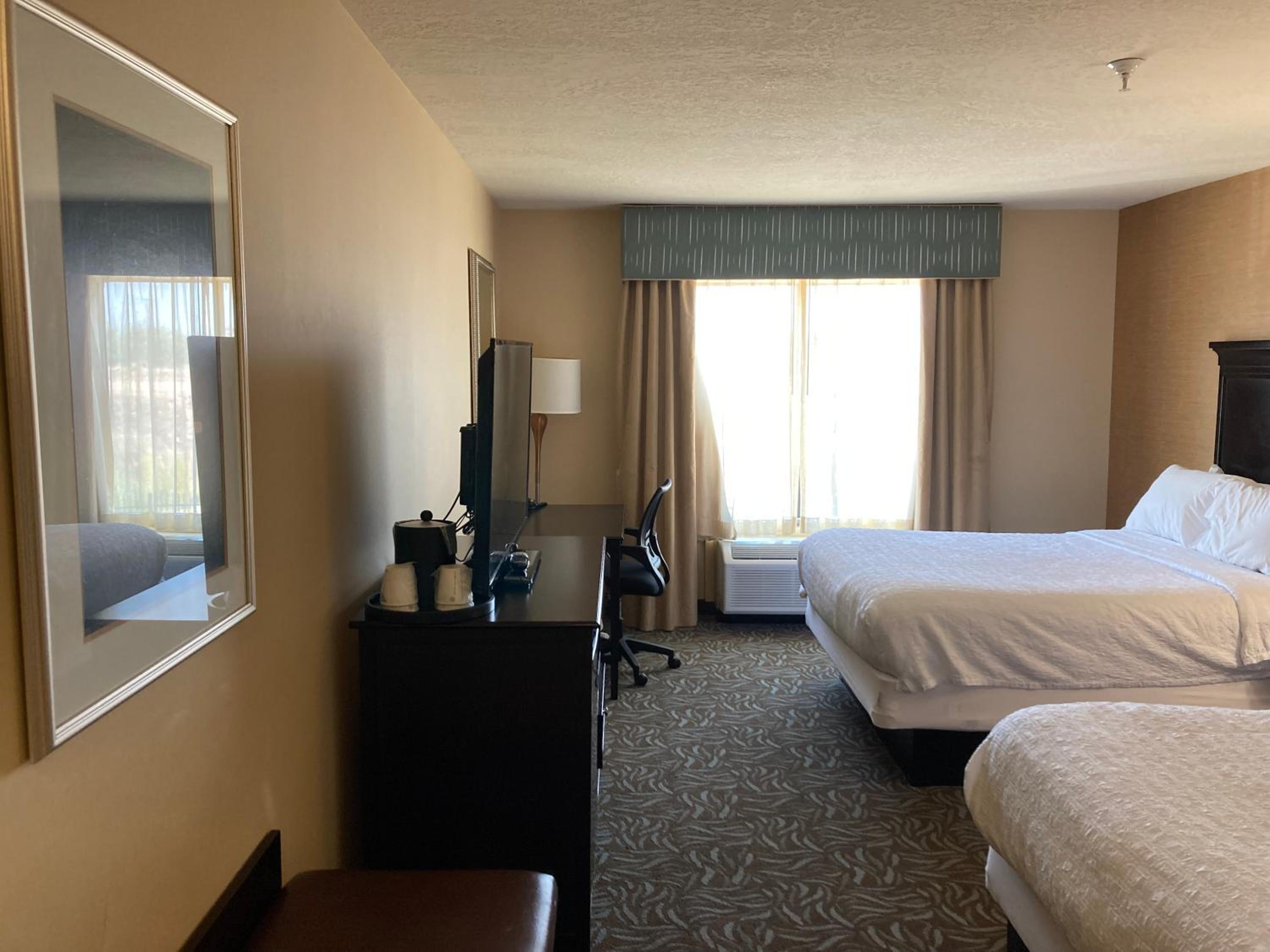 Room with Two Queen Beds - Non-Smoking - Photo 4
