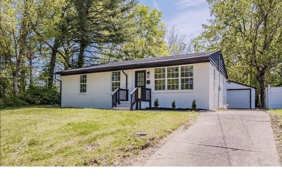 Three-Bedroom House photo 2