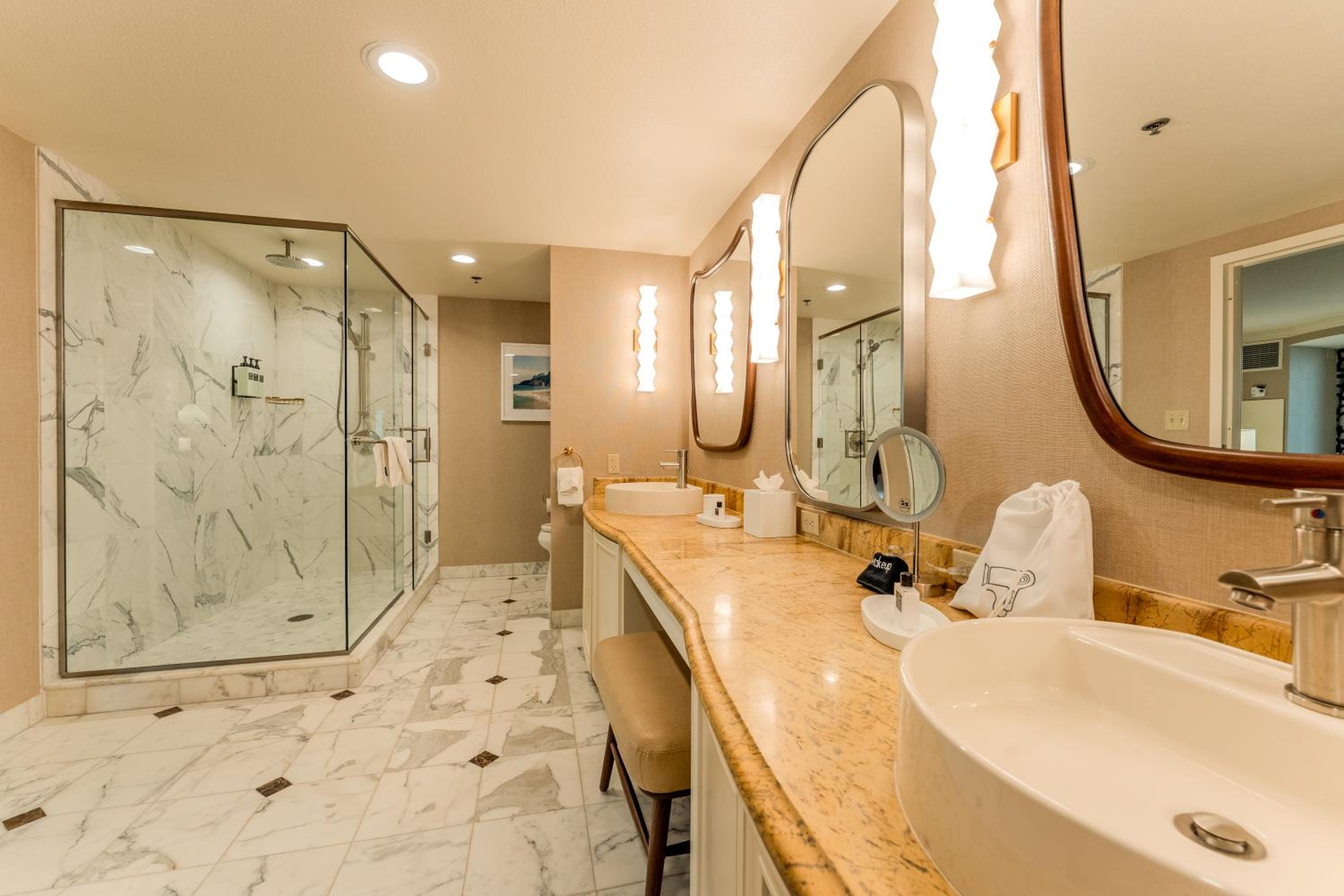 Remodeled 1 Bedroom Premier Suite King High Floor photo 2