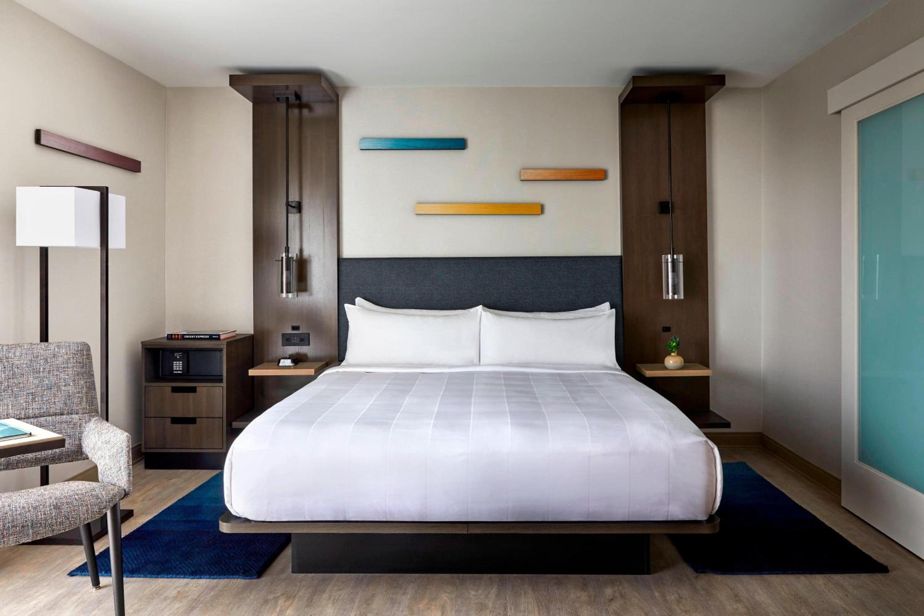 Larger Deluxe King Room - Photo 1