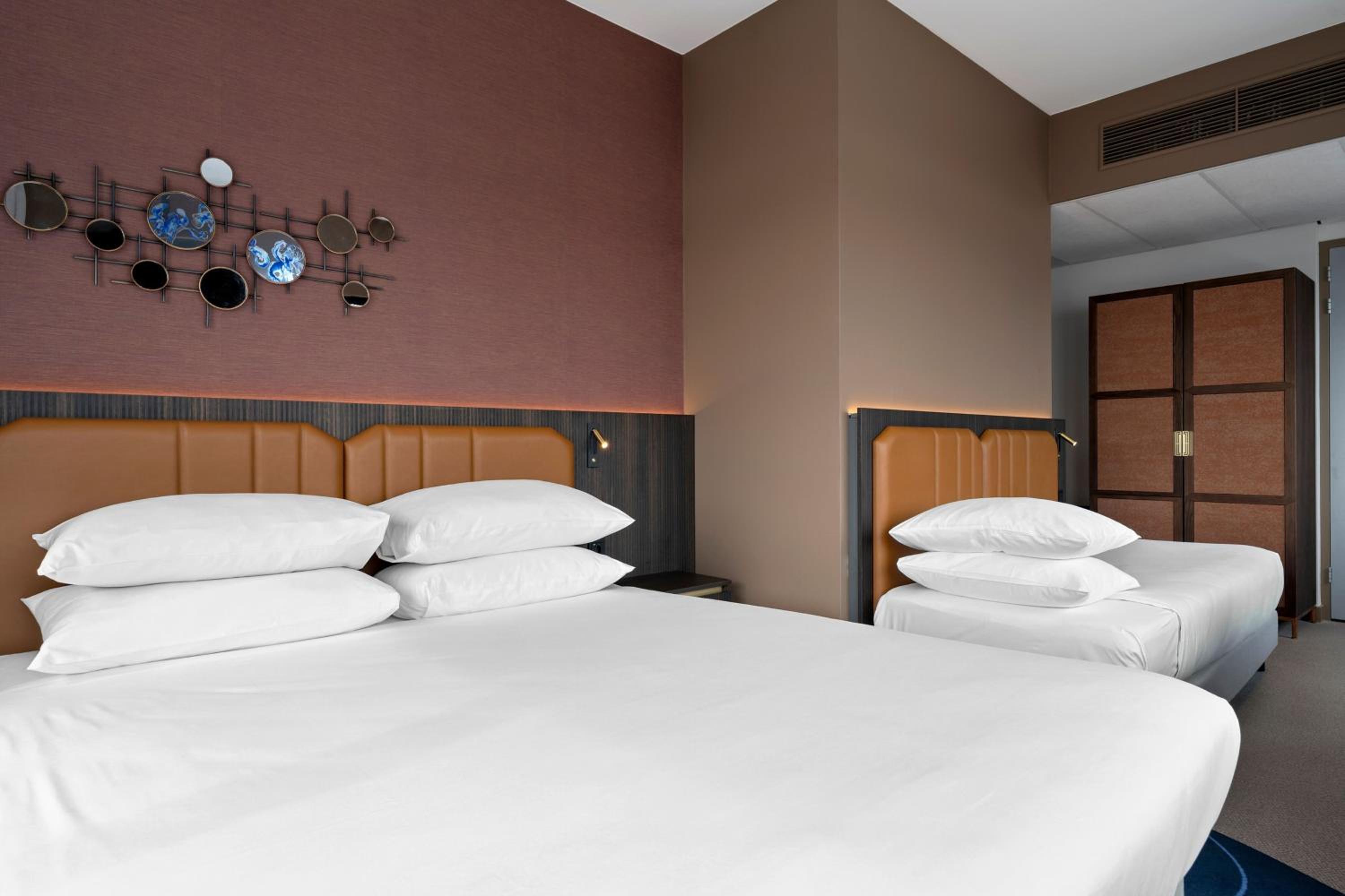 Triple Room with One King and One Single Bed - Photo 8