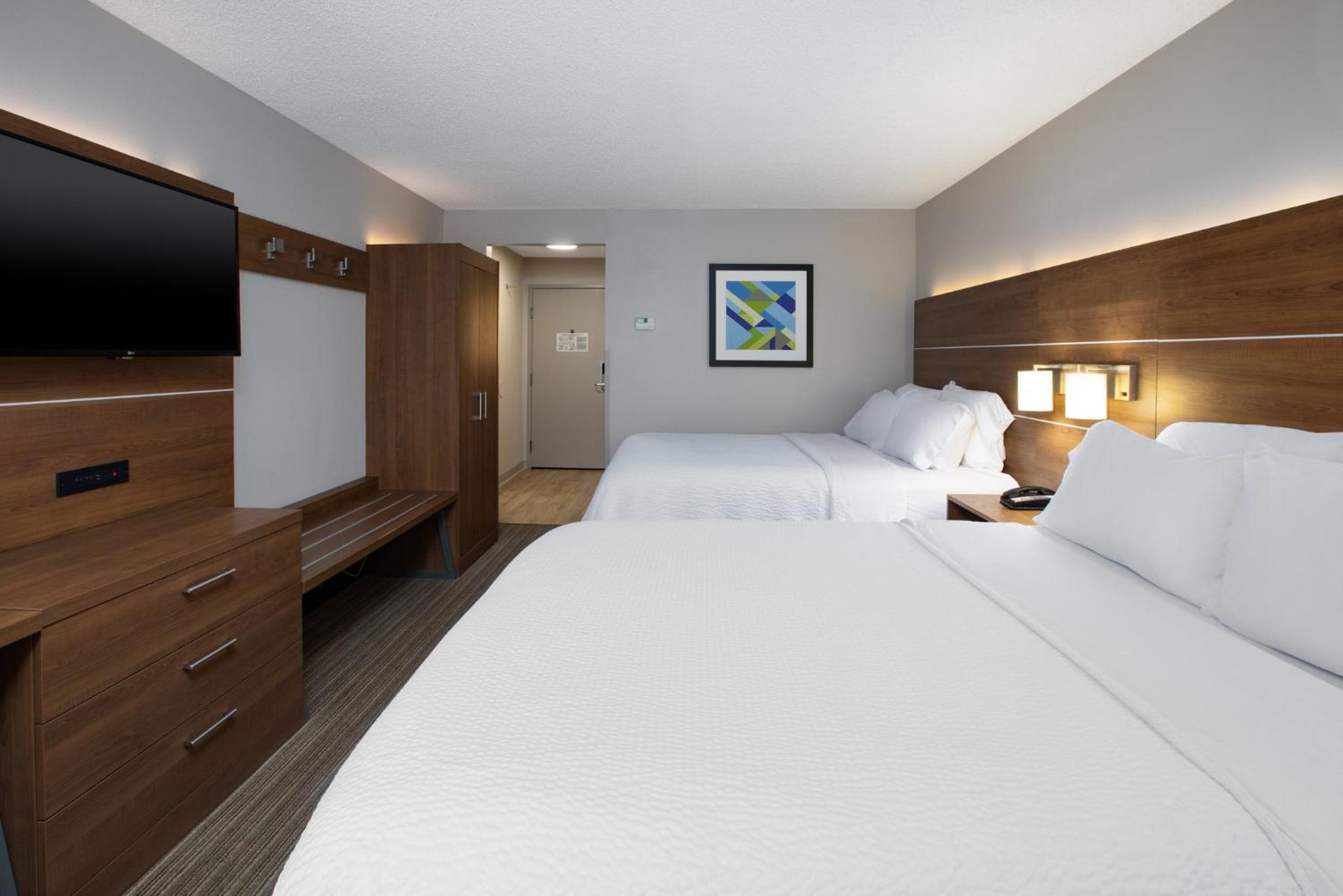 Standard Room with Two Queen Beds photo 2
