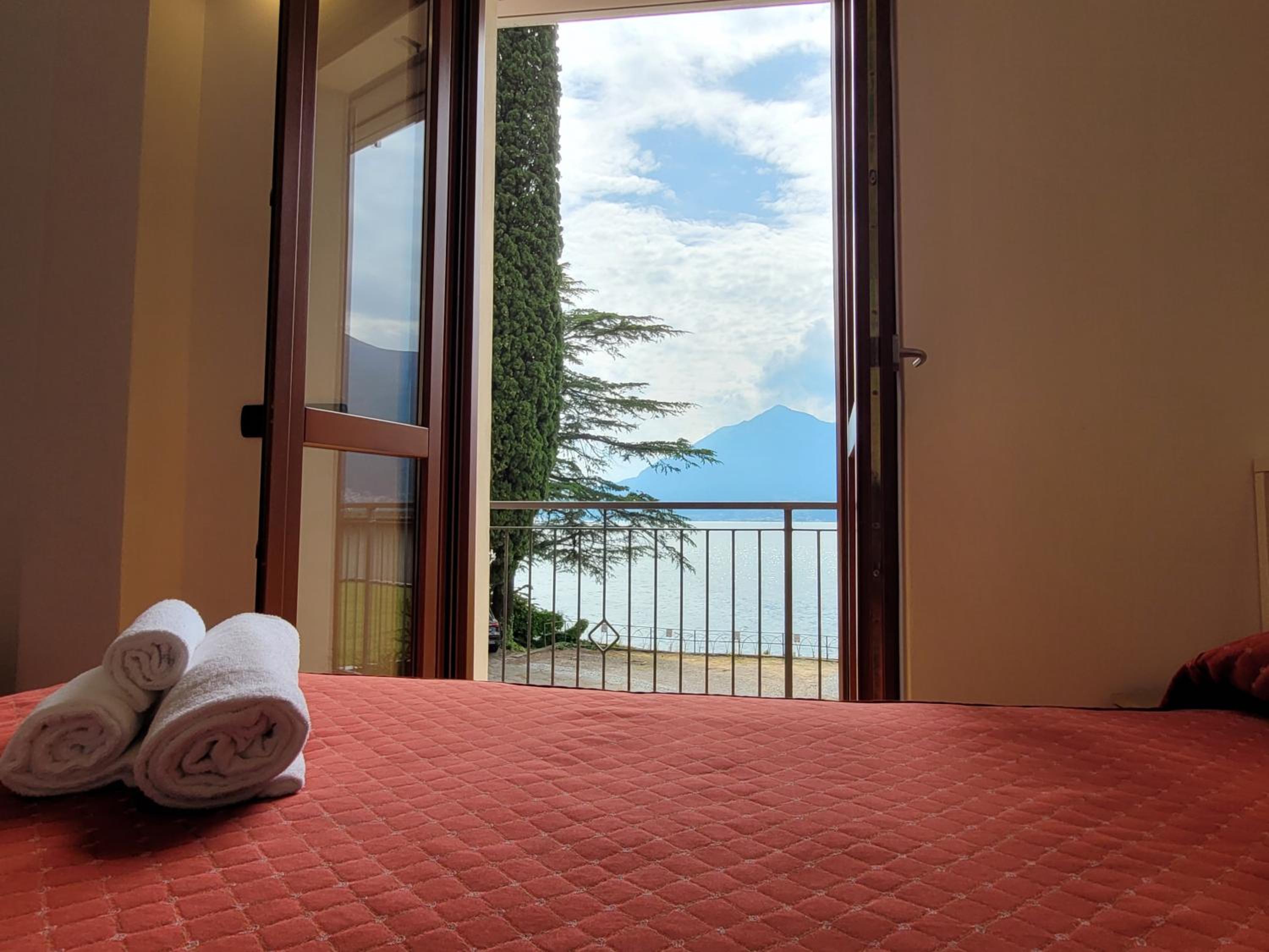 Superior Double or Twin Room with Lake View photo 3