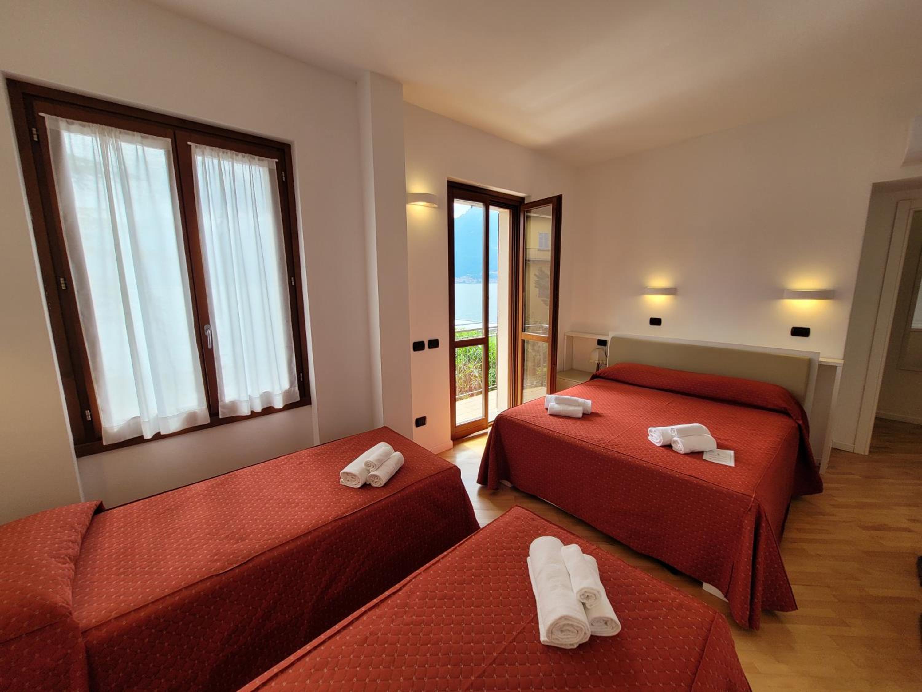 Superior Double or Twin Room with Lake View photo 2