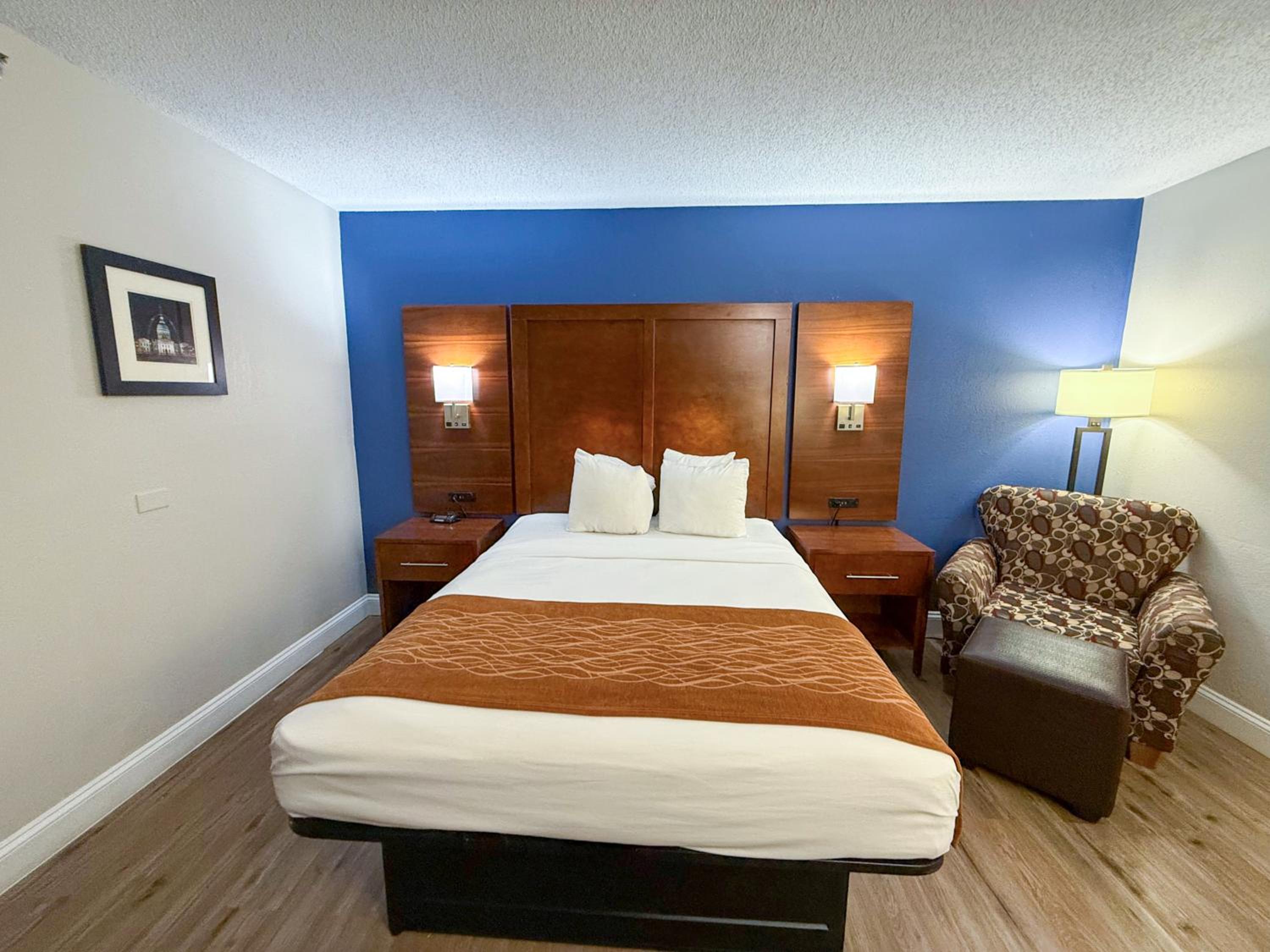 Queen Room - Accessible/Non Smoking - Photo 3