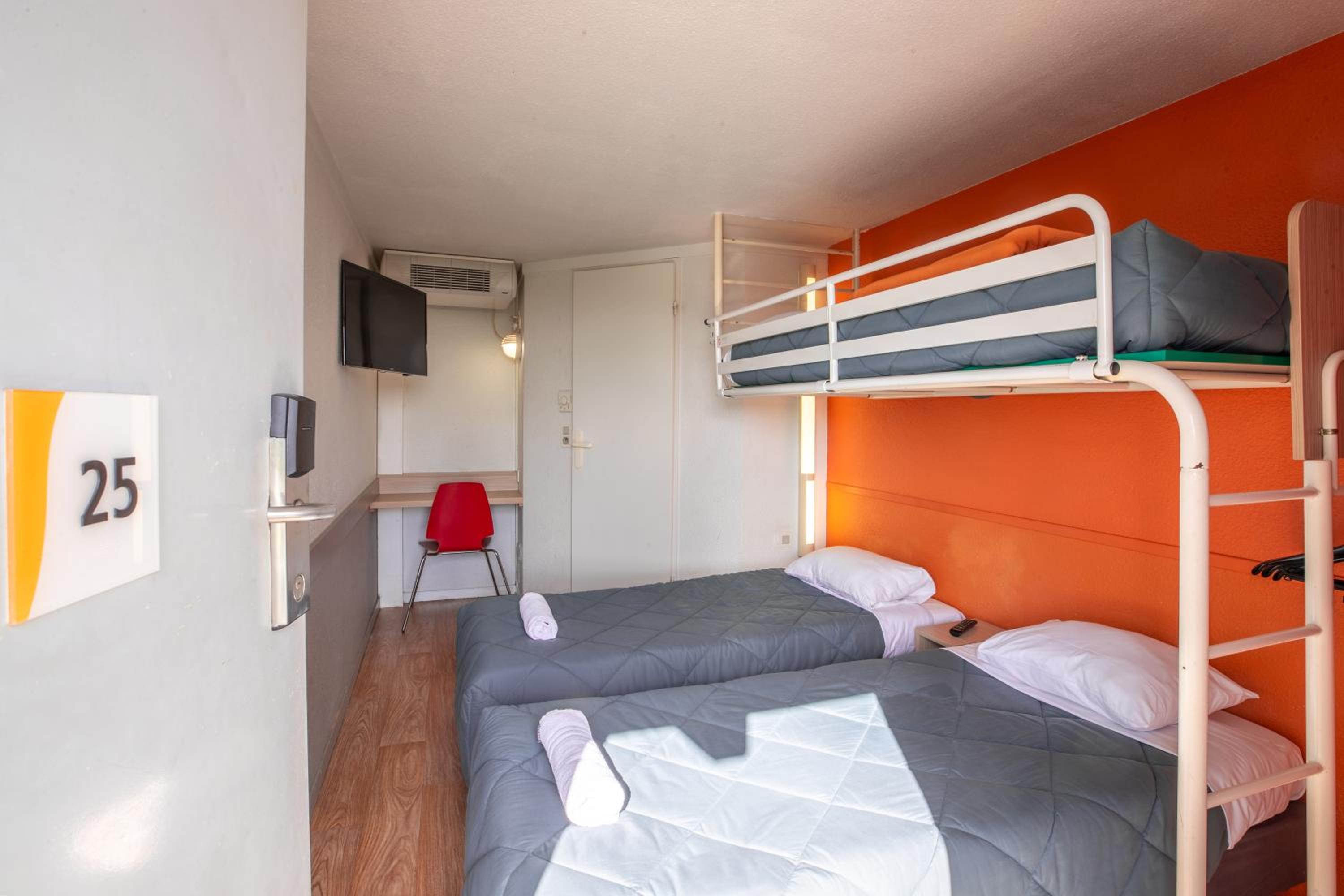 Triple Room with 3 Single Beds - Photo 1
