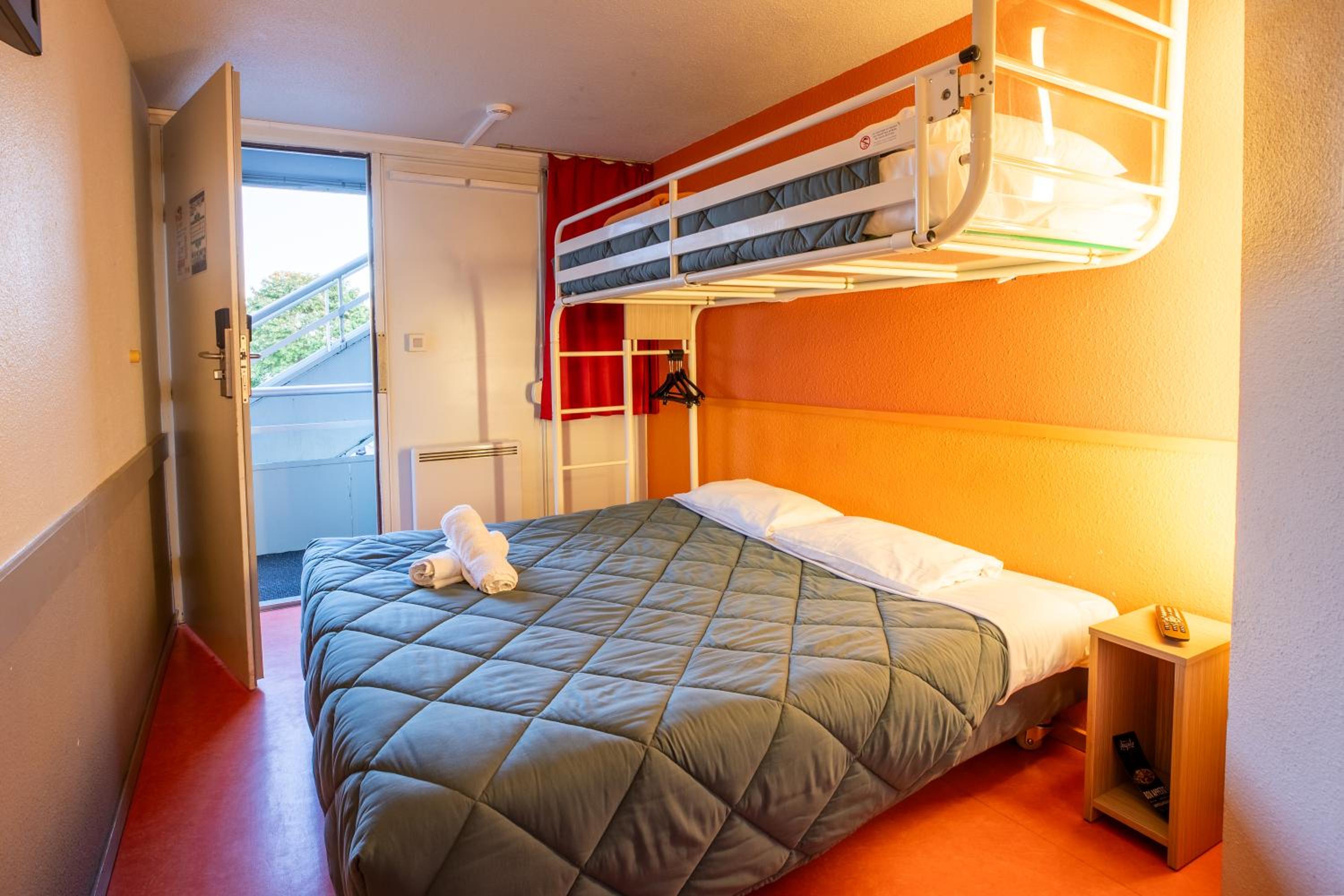 Triple Room (1 Double Bed + 1 Single Bed) - Photo 10