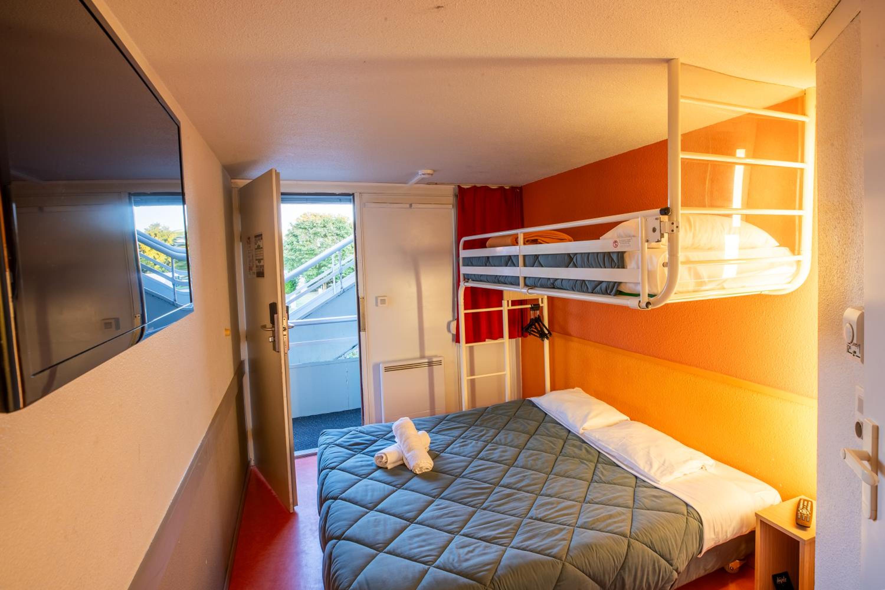 Triple Room (1 Double Bed + 1 Single Bed) - Photo 9