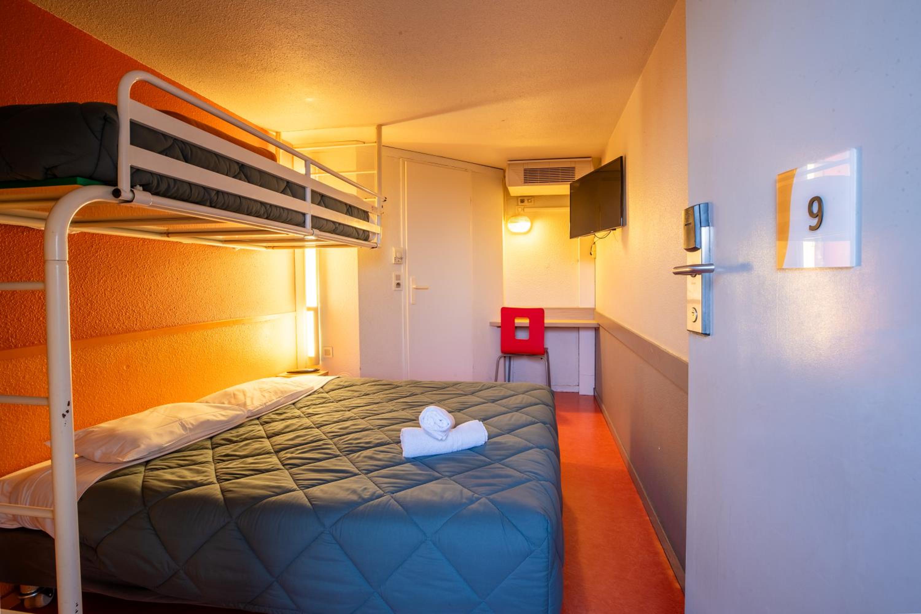 Triple Room (1 Double Bed + 1 Single Bed) - Photo 3