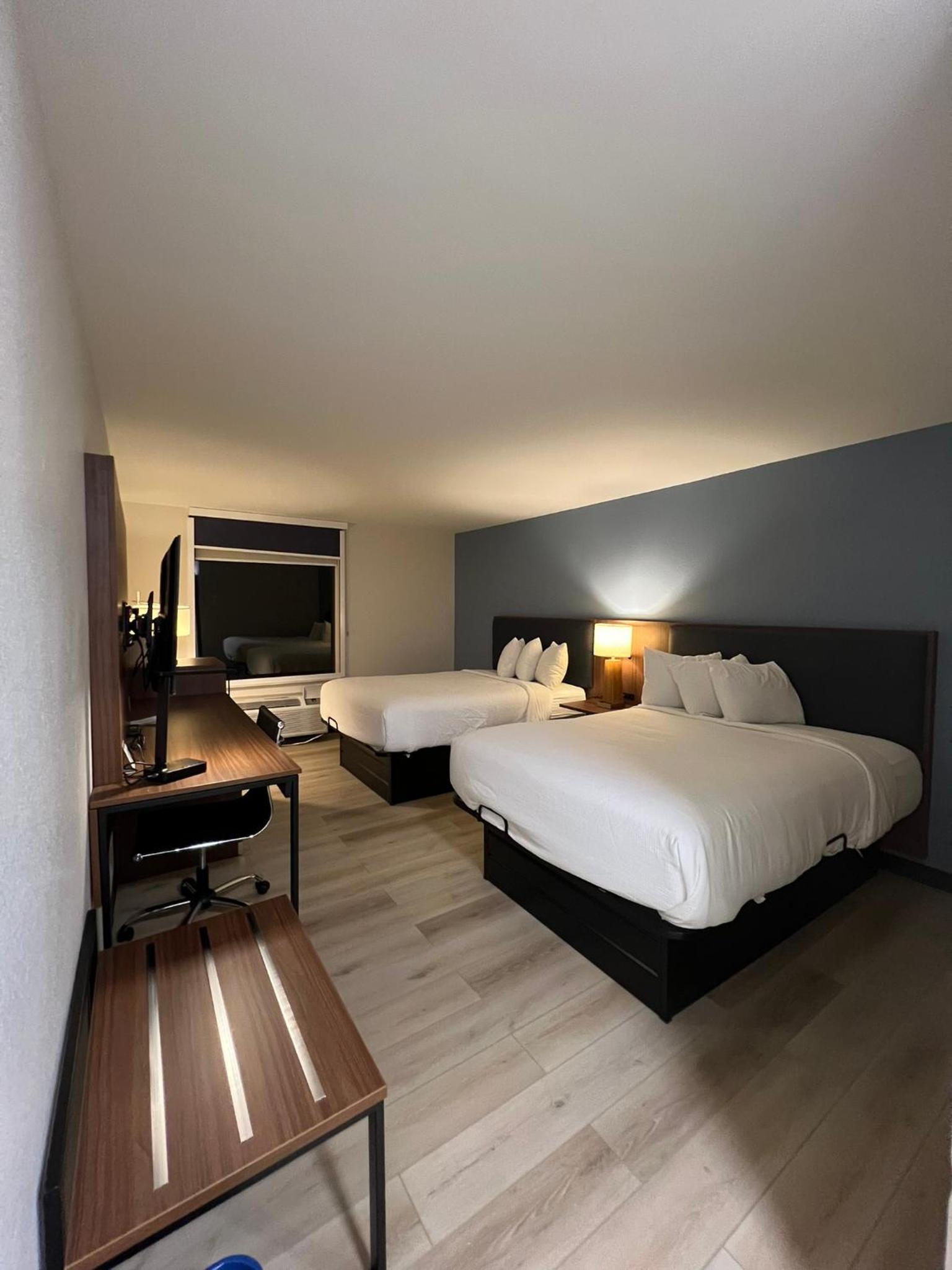 Queen Room with Two Queen Beds - Non-Smoking - Photo 7