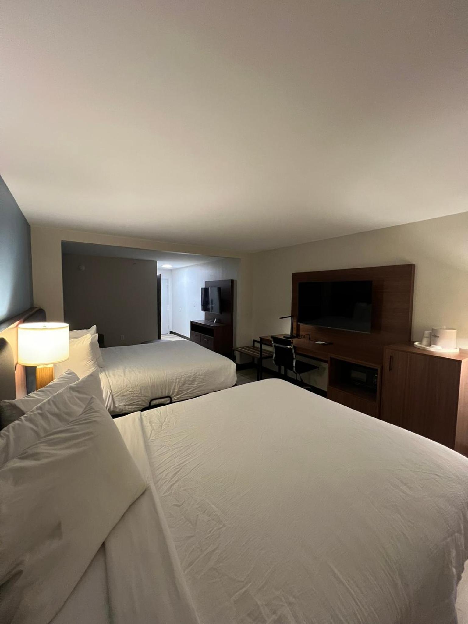 Studio Suite with Two Queen Beds - Non-Smoking - Photo 4