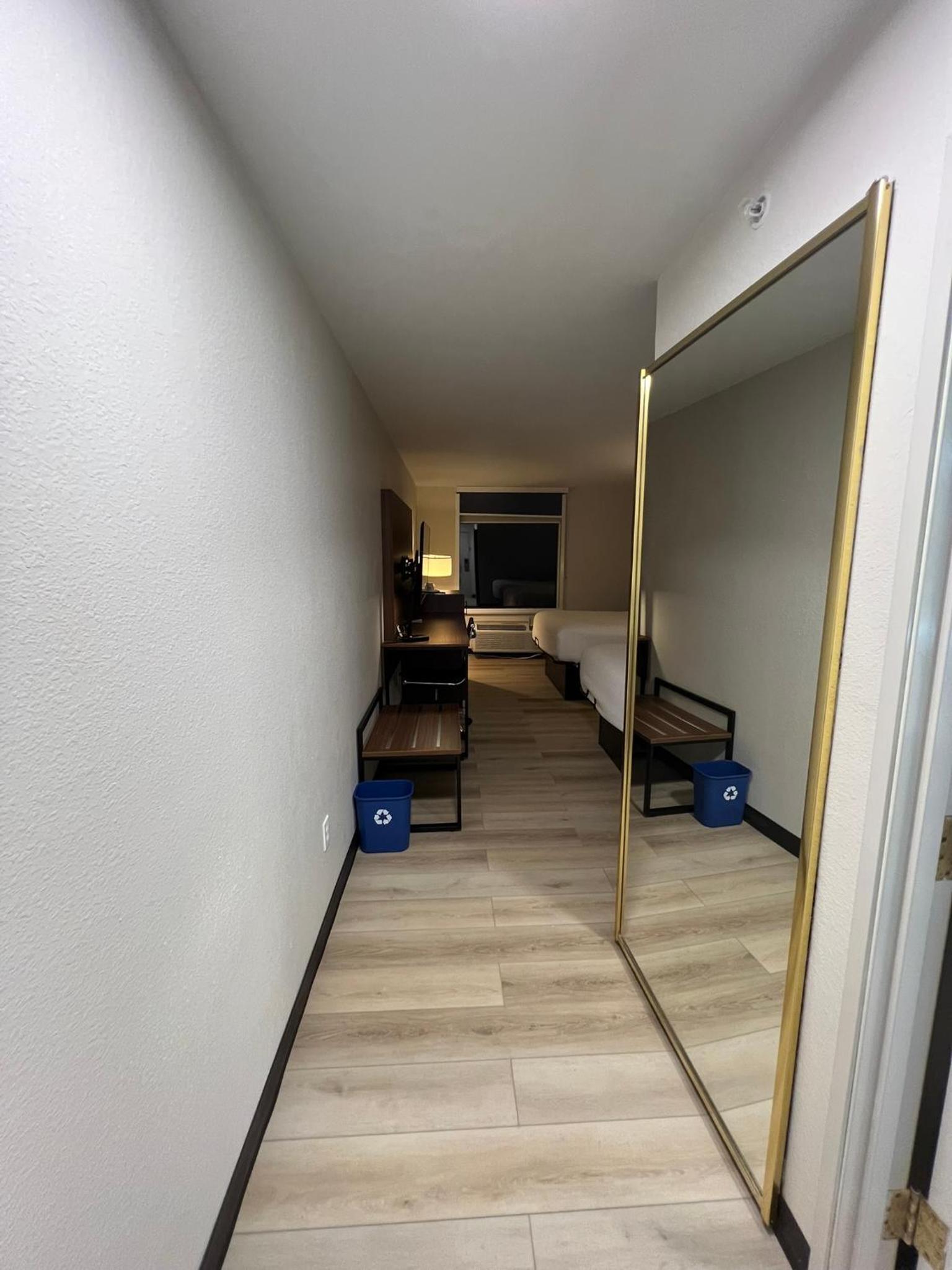 Queen Room with Two Queen Beds - Non-Smoking - Photo 5