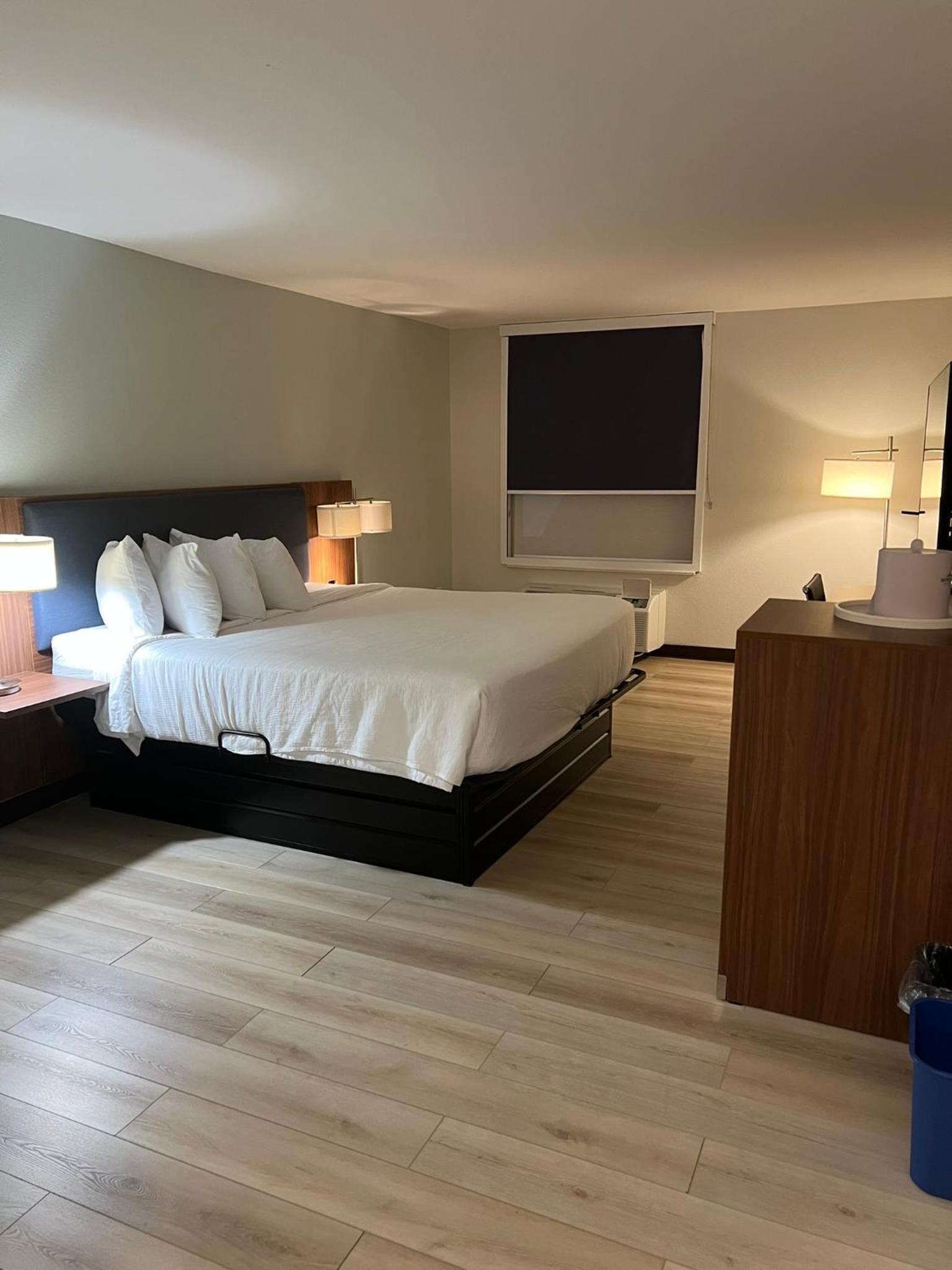 King Room - Non-Smoking - Photo 1