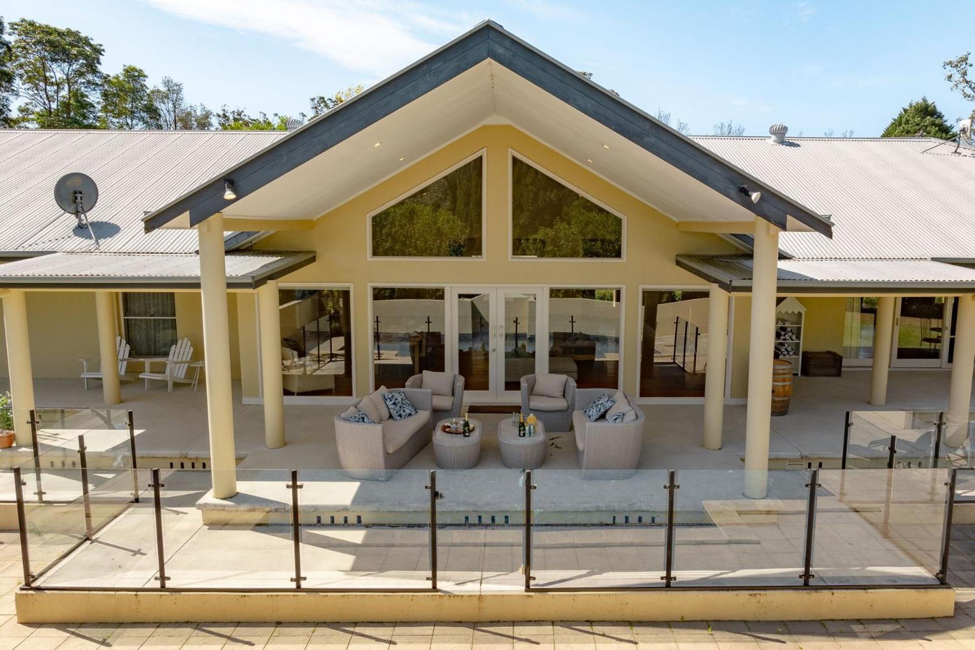 Six-Bedroom House photo 2