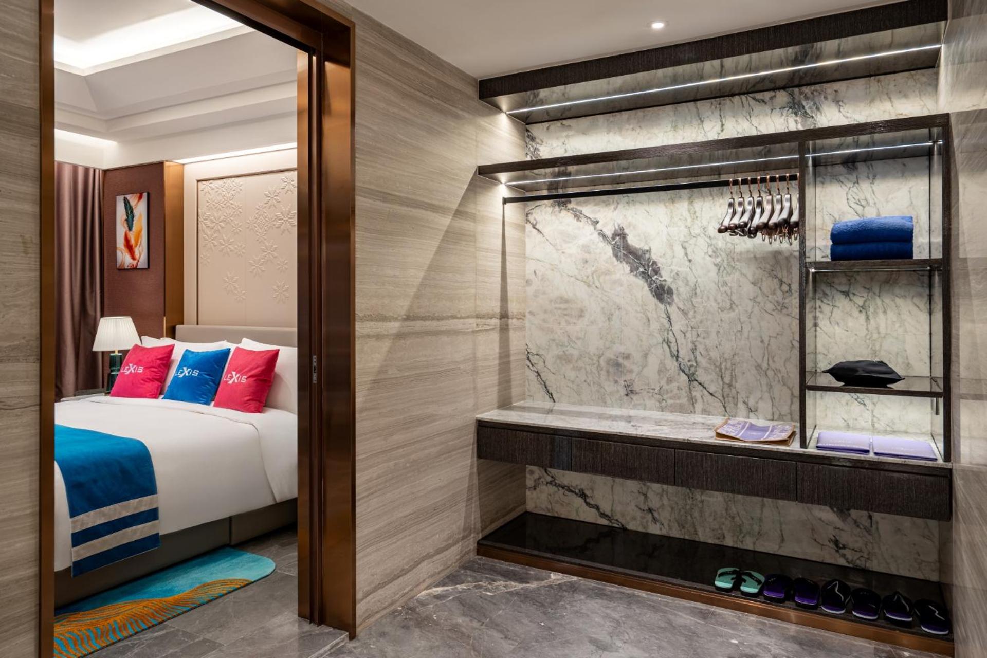 Royal Pool Suite
