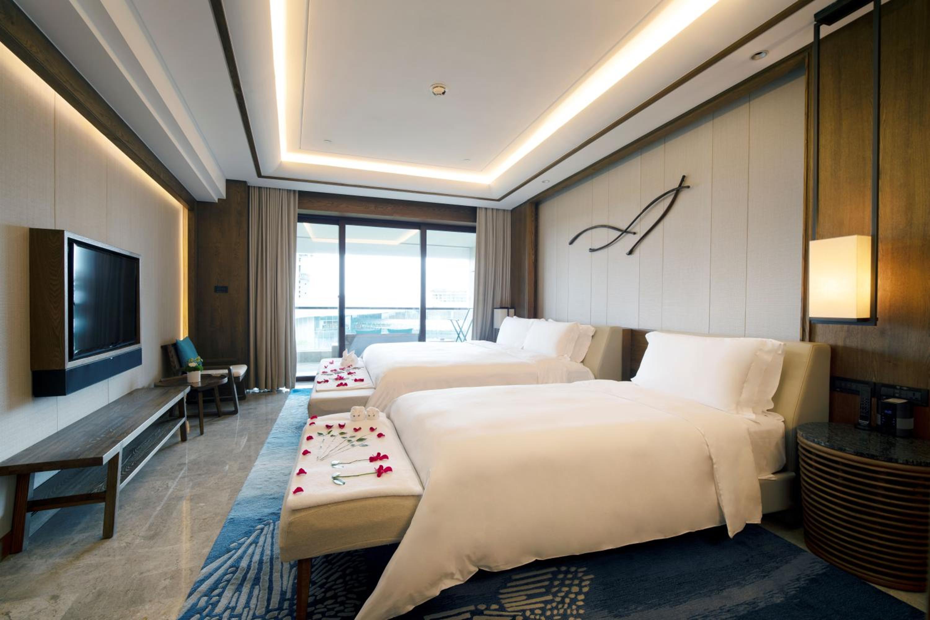 Classic Room with One King Bed and One Single Bed thumbnail 5