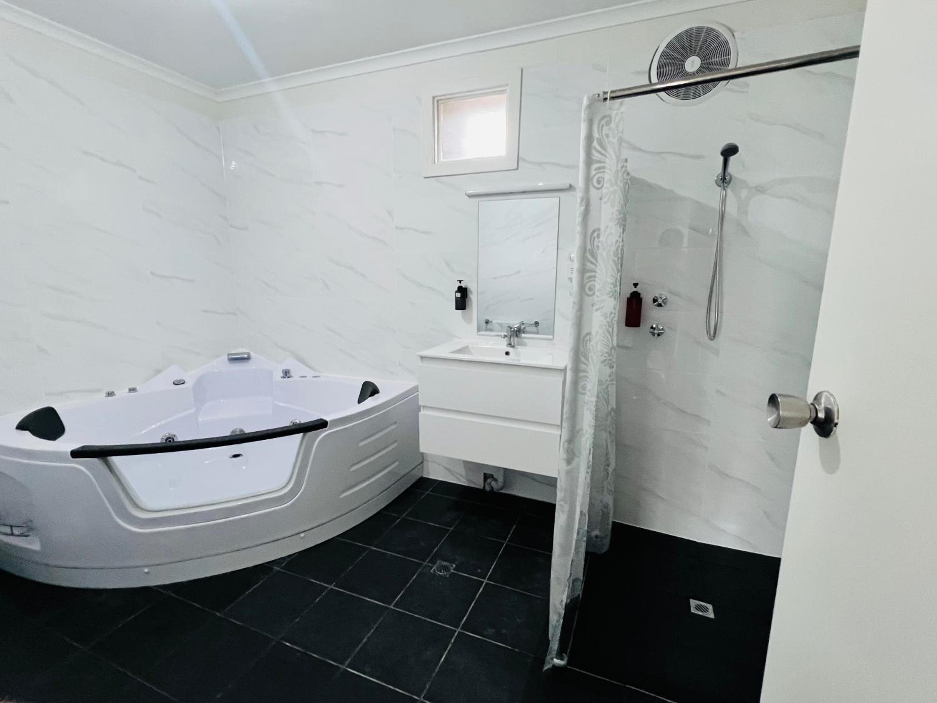 Standard  Queen Spa Room - Photo 5