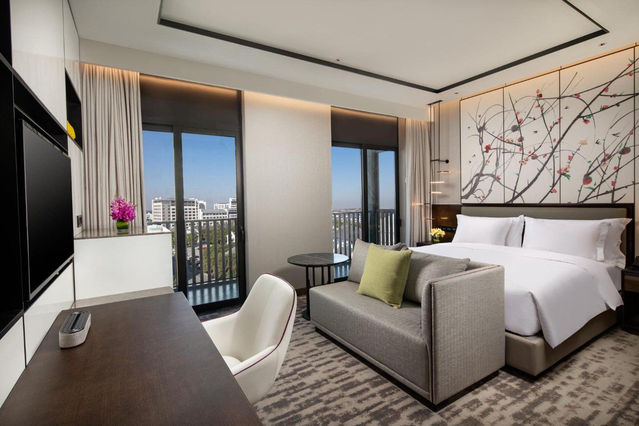 Standard King Room with Lounge Access - Photo 6