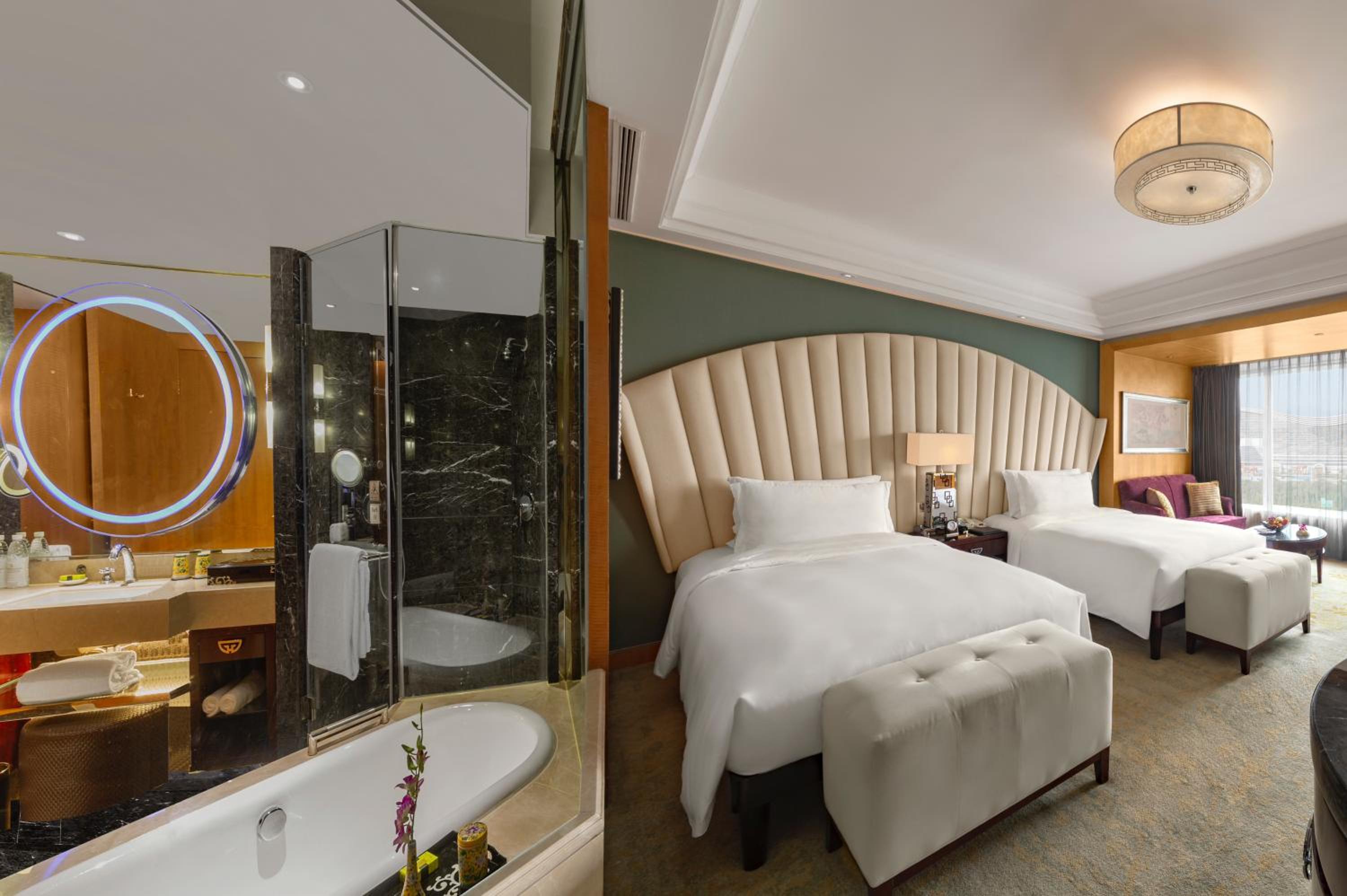 Premium Double Room with Two Double Beds and City View - Photo 5