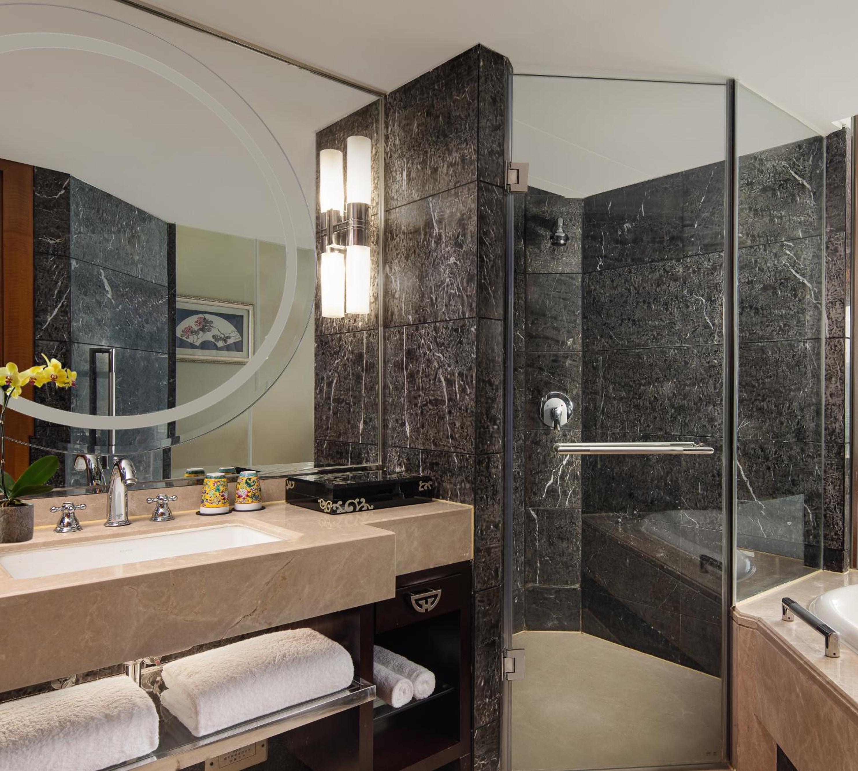 Premium Double Room with Two Double Beds and City View - Photo 6