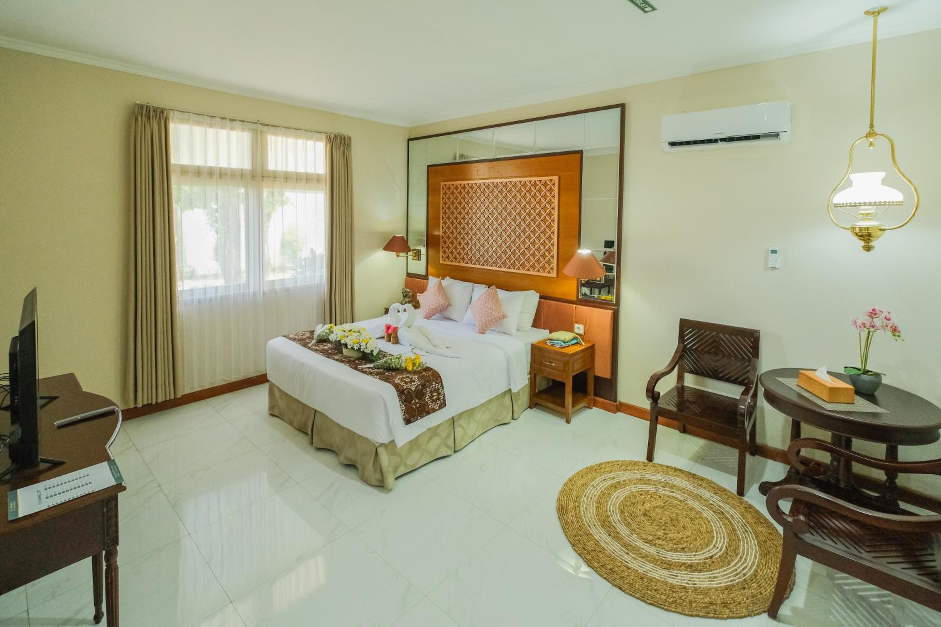 Suite - Photo 11