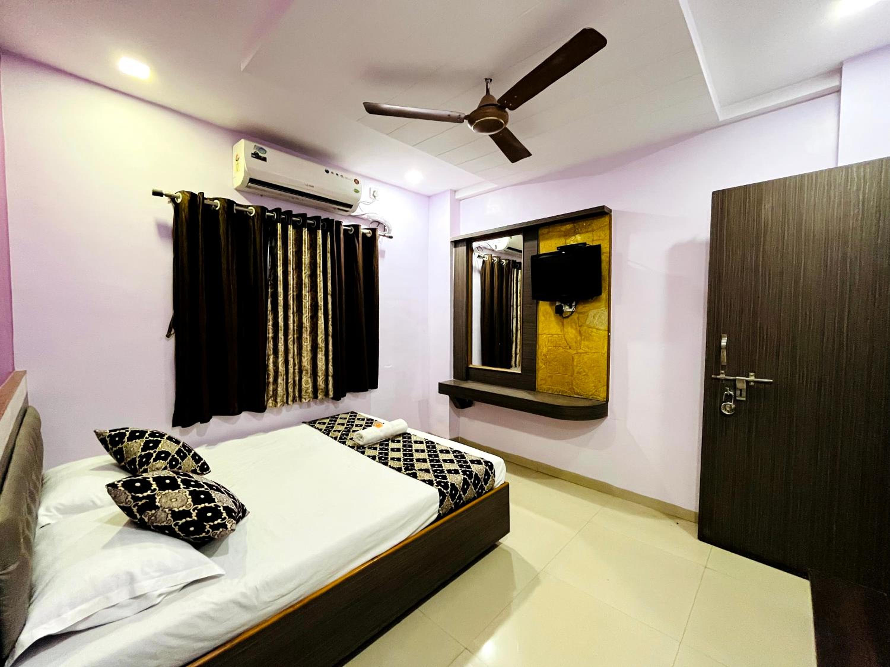 Deluxe Double Room - Non AC - Photo 3