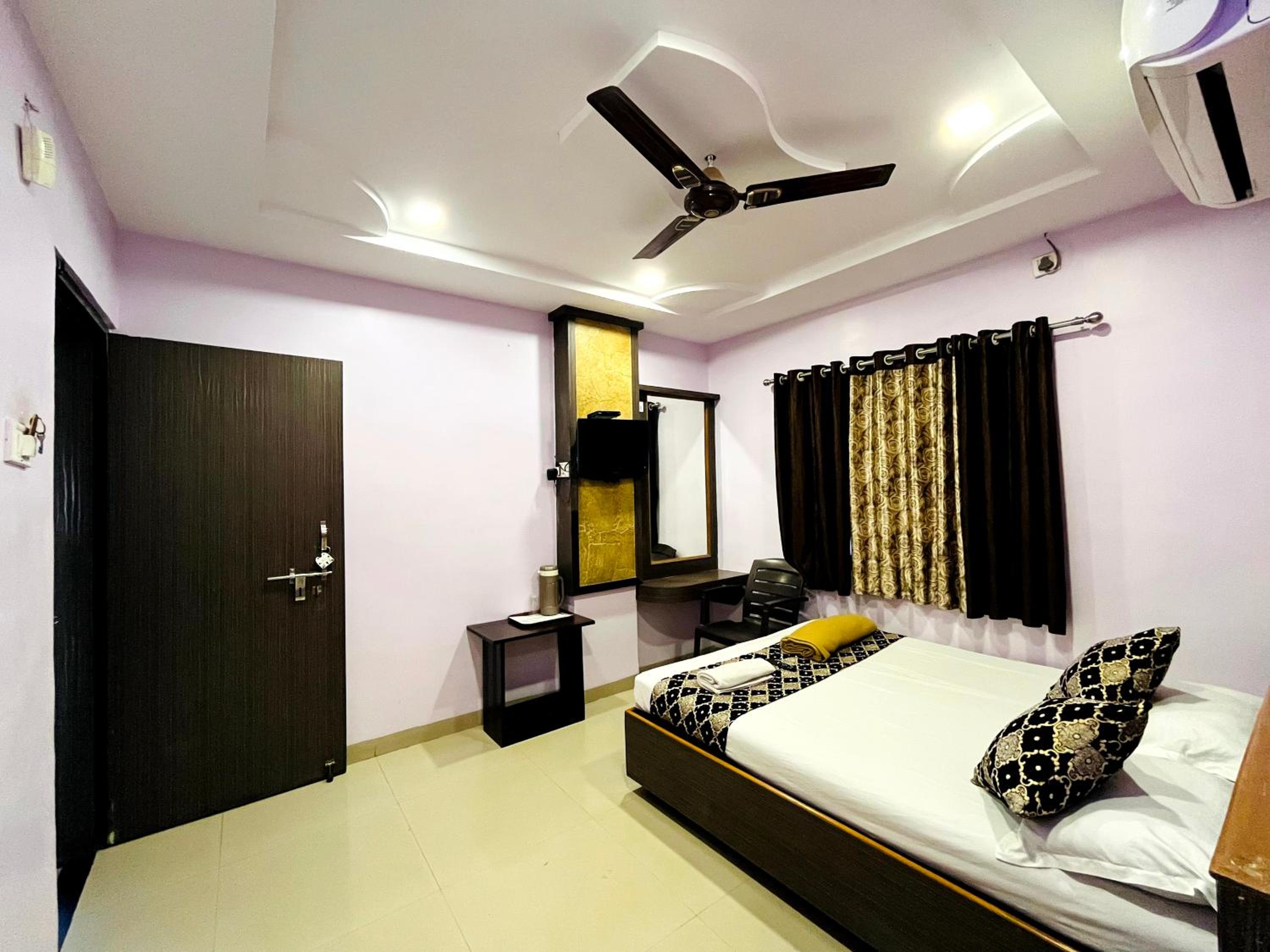 Deluxe Double Room - Non AC - Photo 2