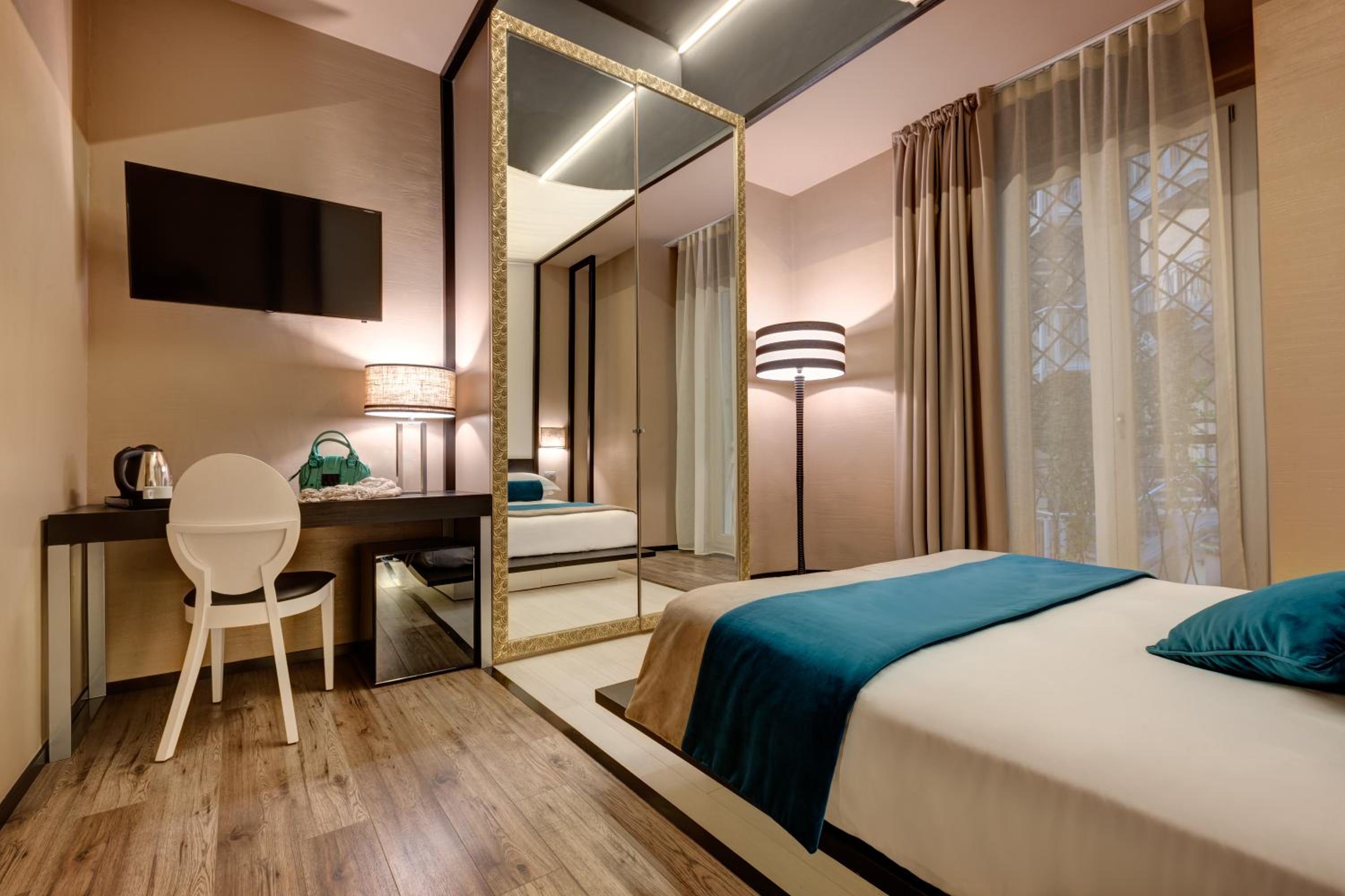 Superior Double Room thumbnail 5