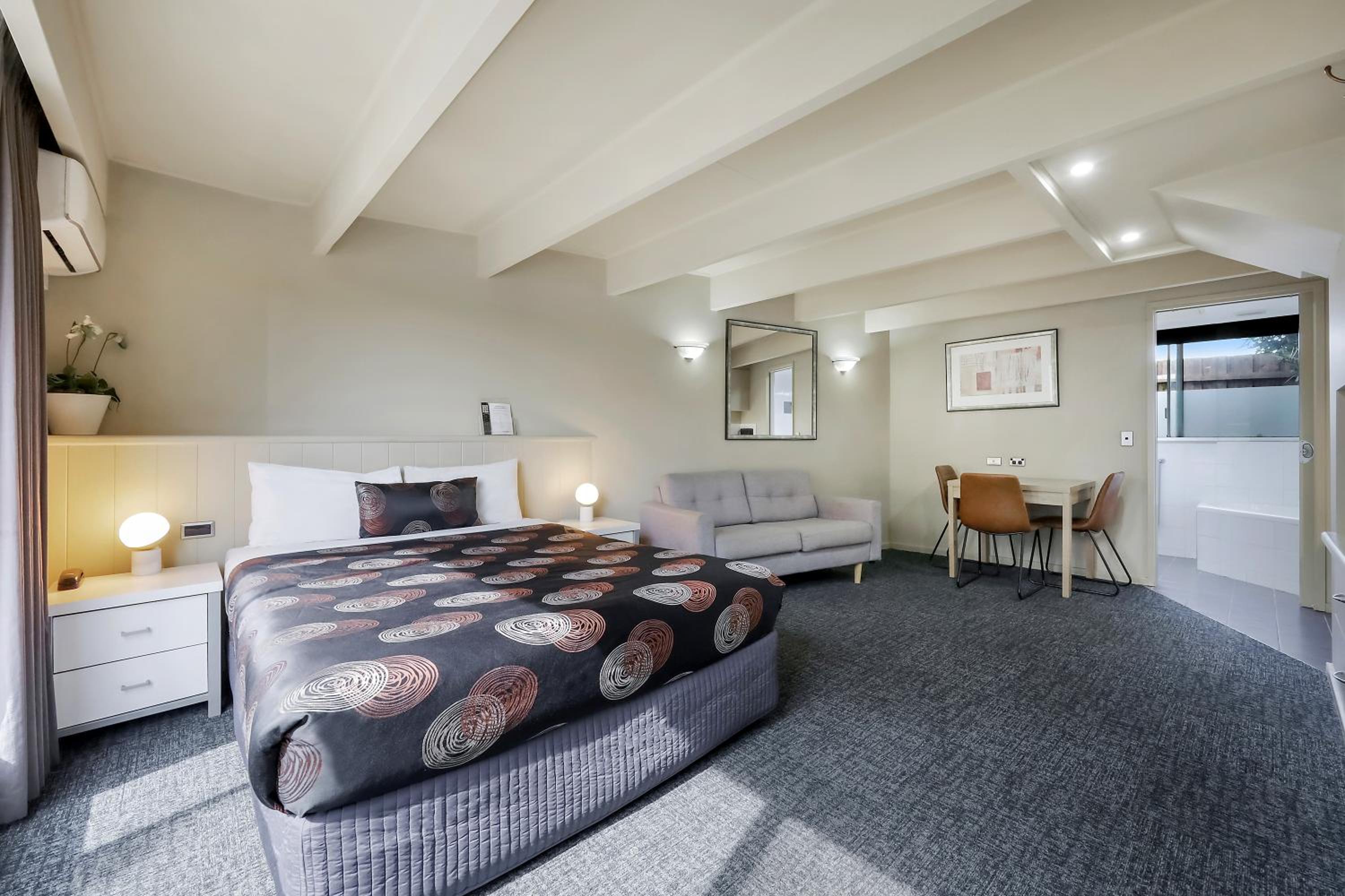 3 Bedroom Suite with 2 Queen Beds - 2 Single Beds/Non Smoking - Photo 2