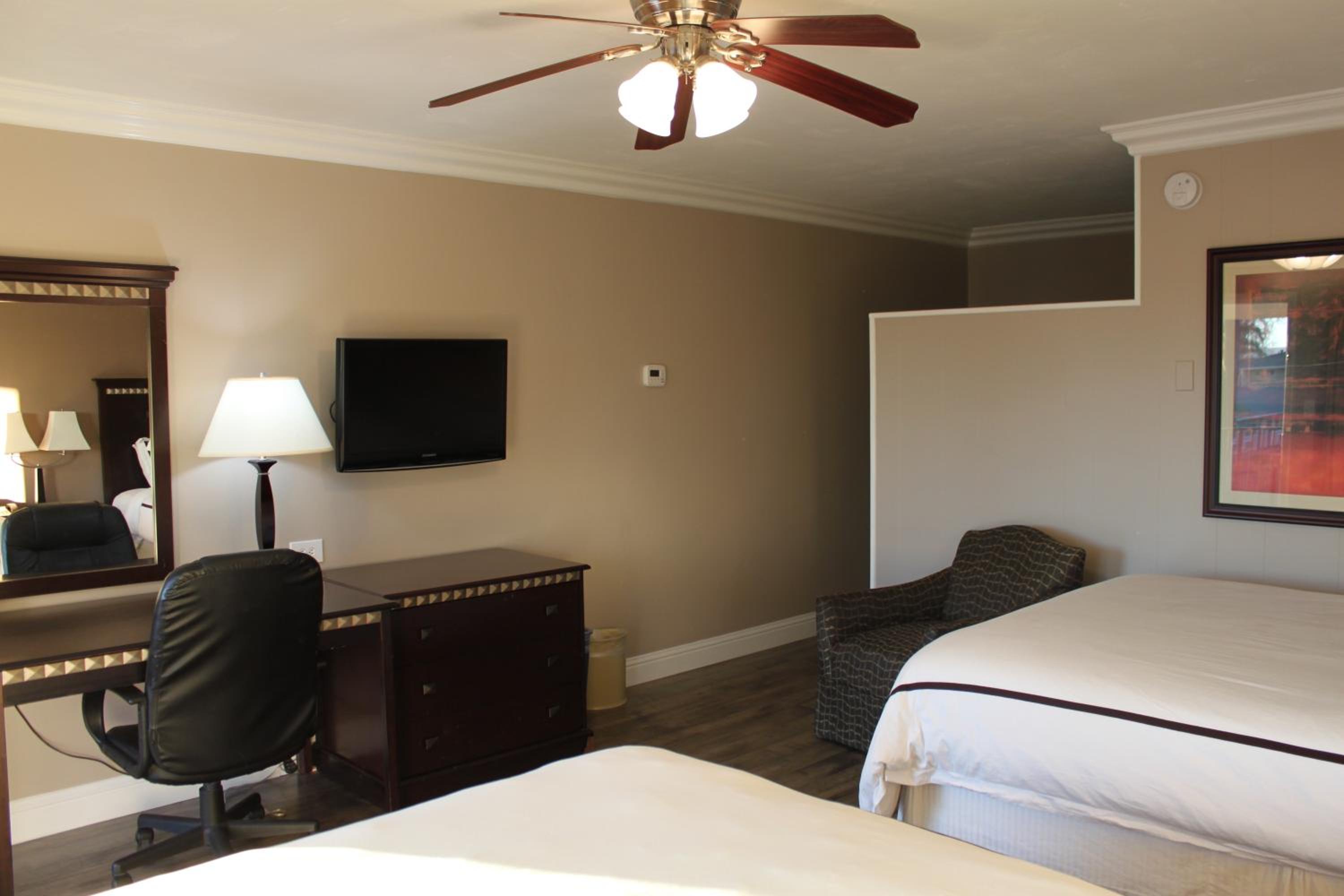 Queen Room with Two Queen Beds - Non-Smoking - Photo 7