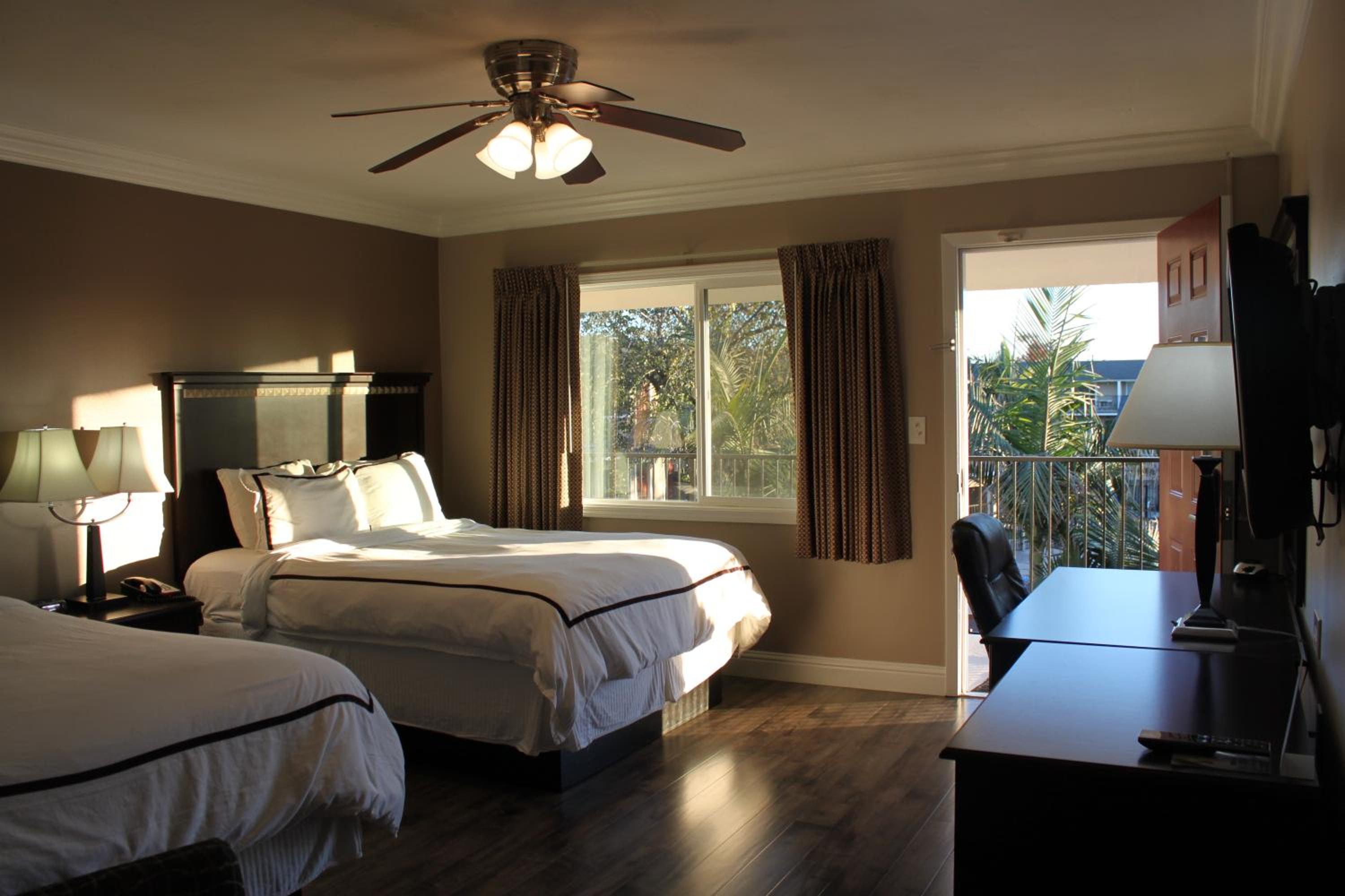 Queen Room with Two Queen Beds - Non-Smoking - Photo 8