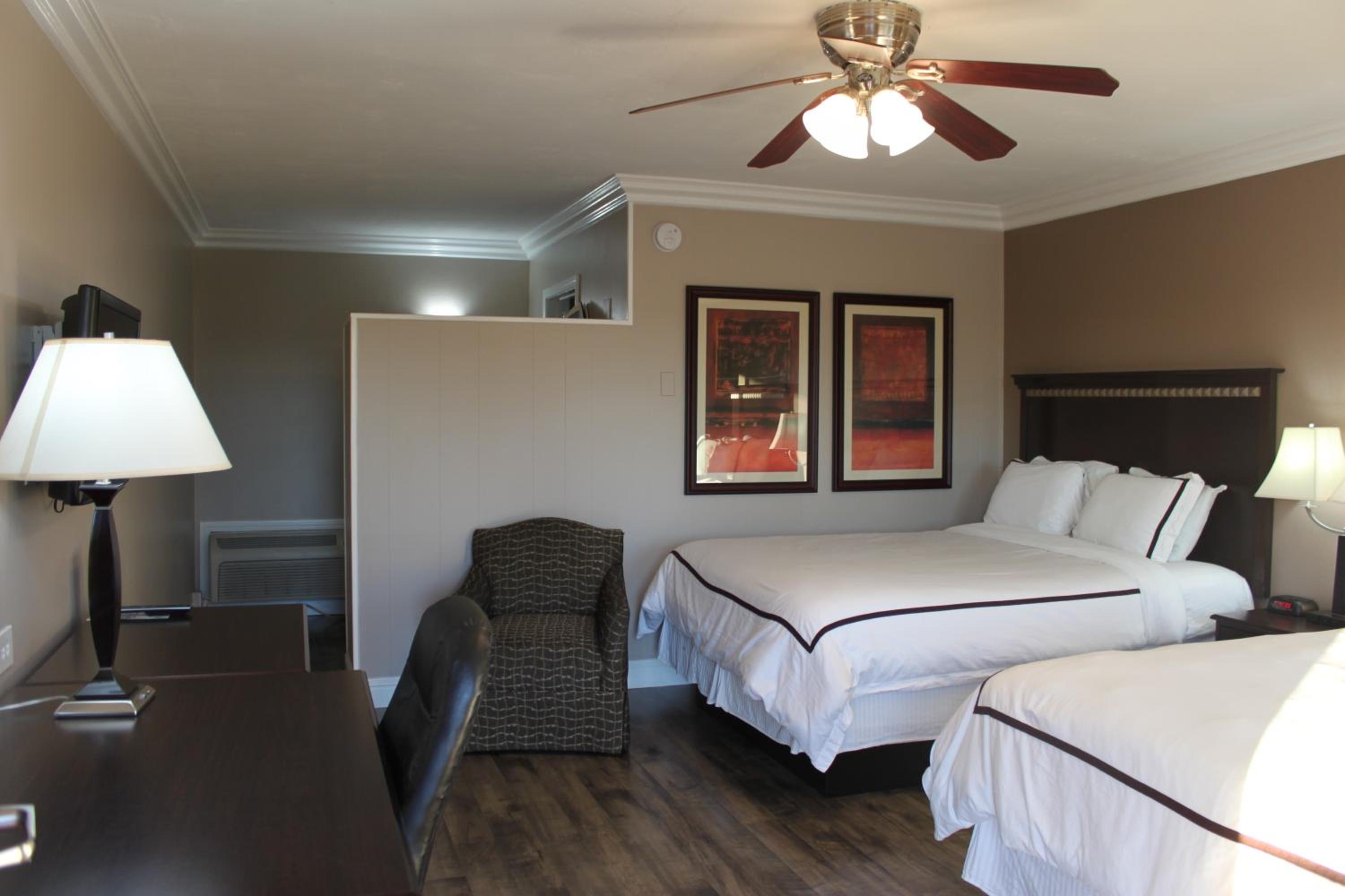 Queen Room with Two Queen Beds - Non-Smoking - Photo 3