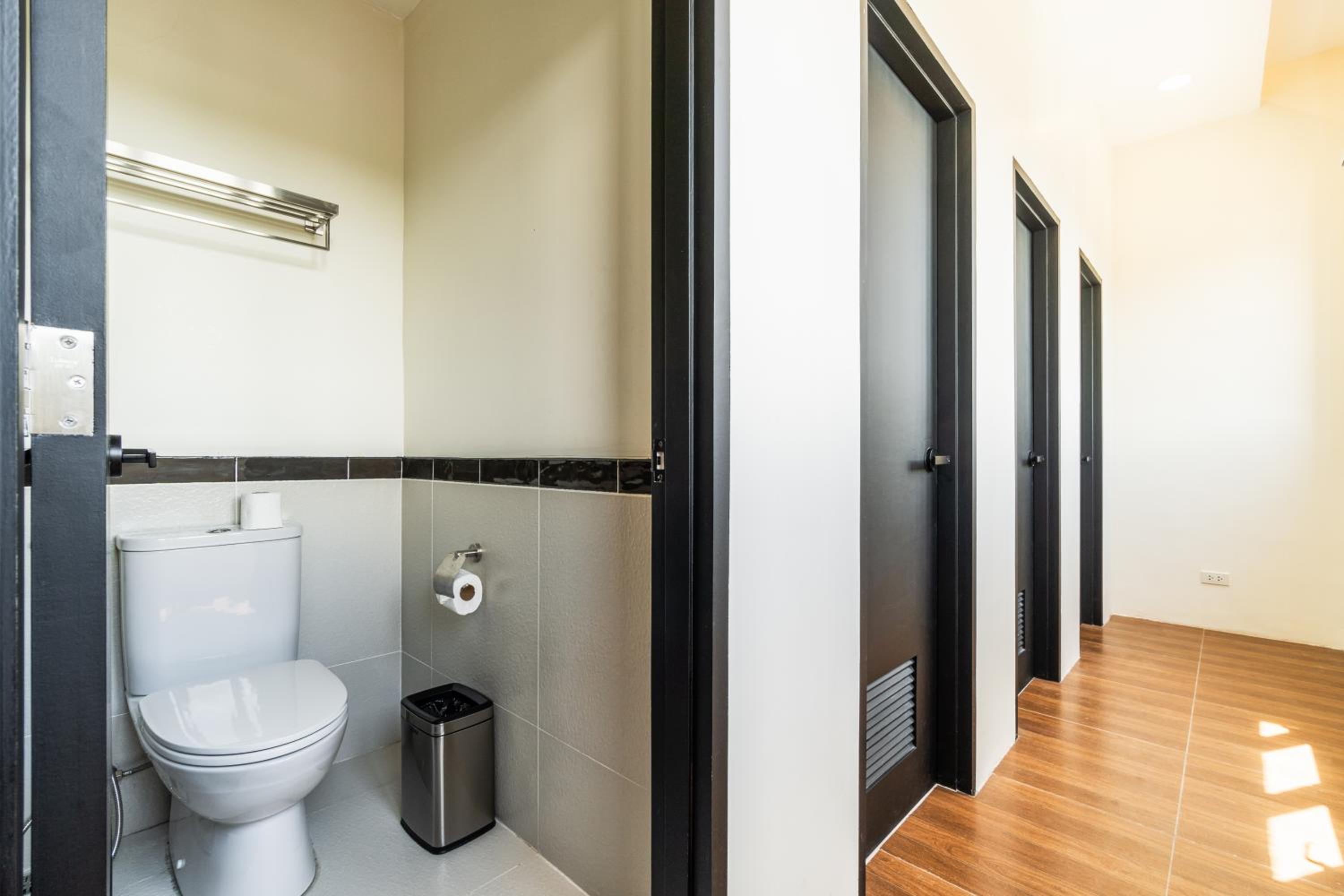 6-Bed Mixed Dormitory Room photo 3