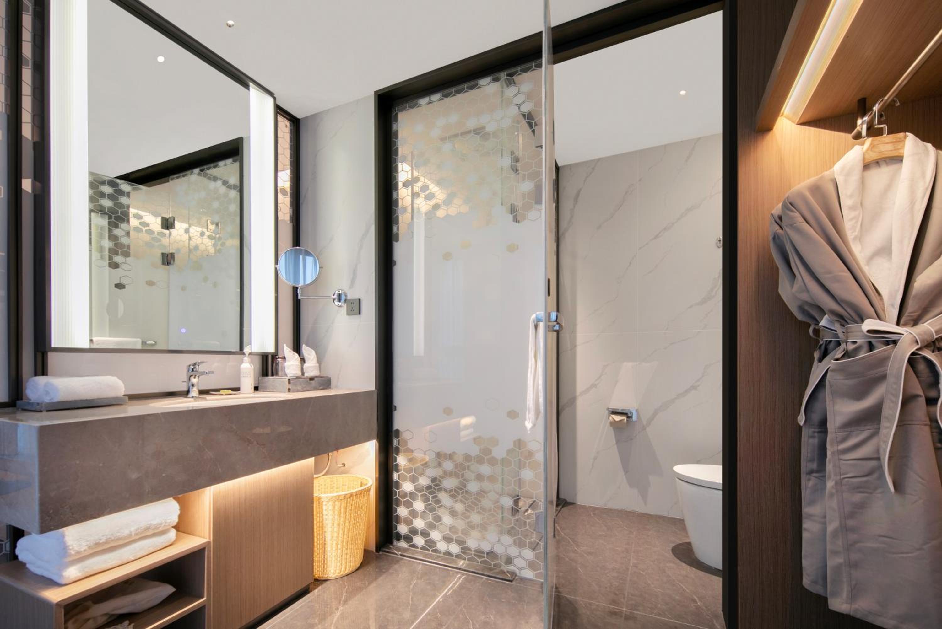 Elegant Twin Room with City View photo 3