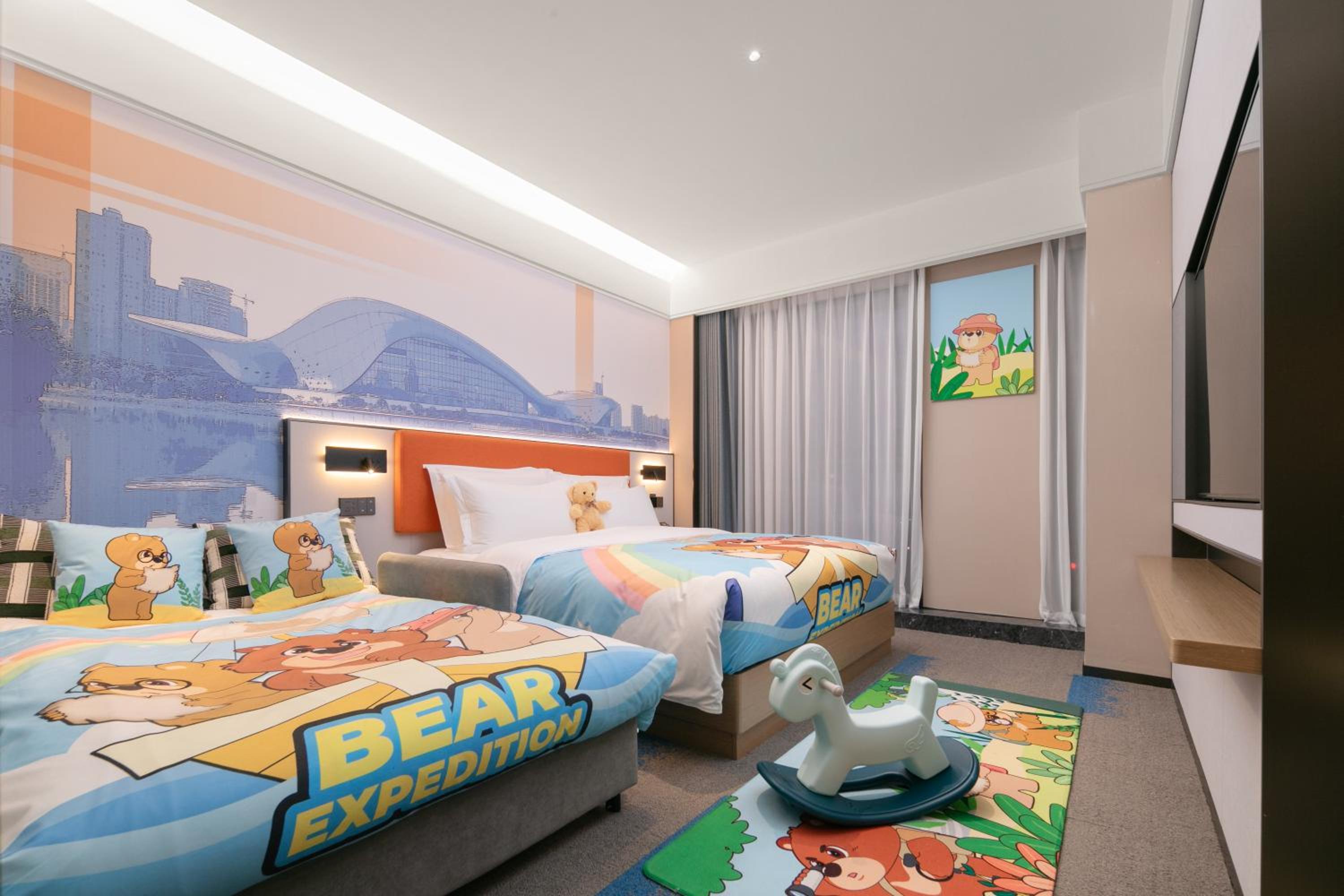 Family Room with Mountain View photo 2