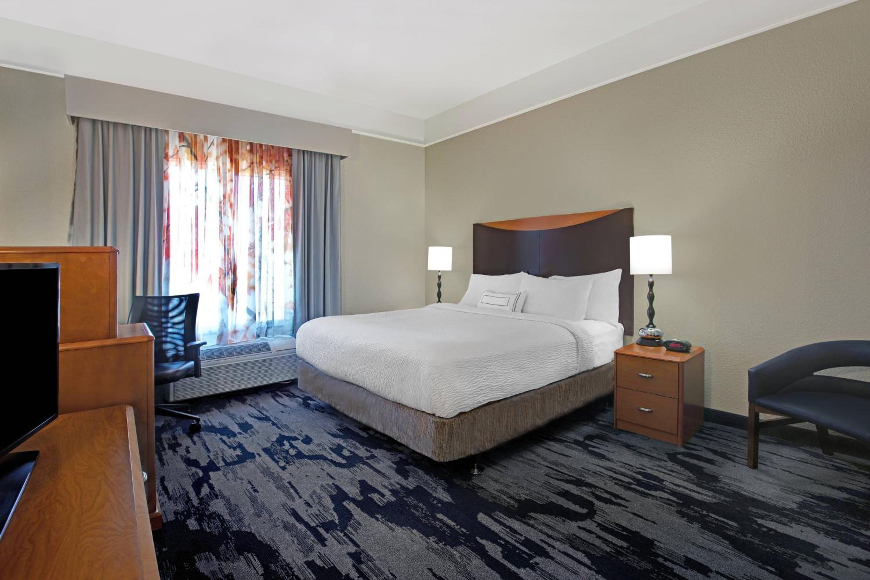King Room with Transfer Shower - Mobility Access/Hearing Accessible photo 1