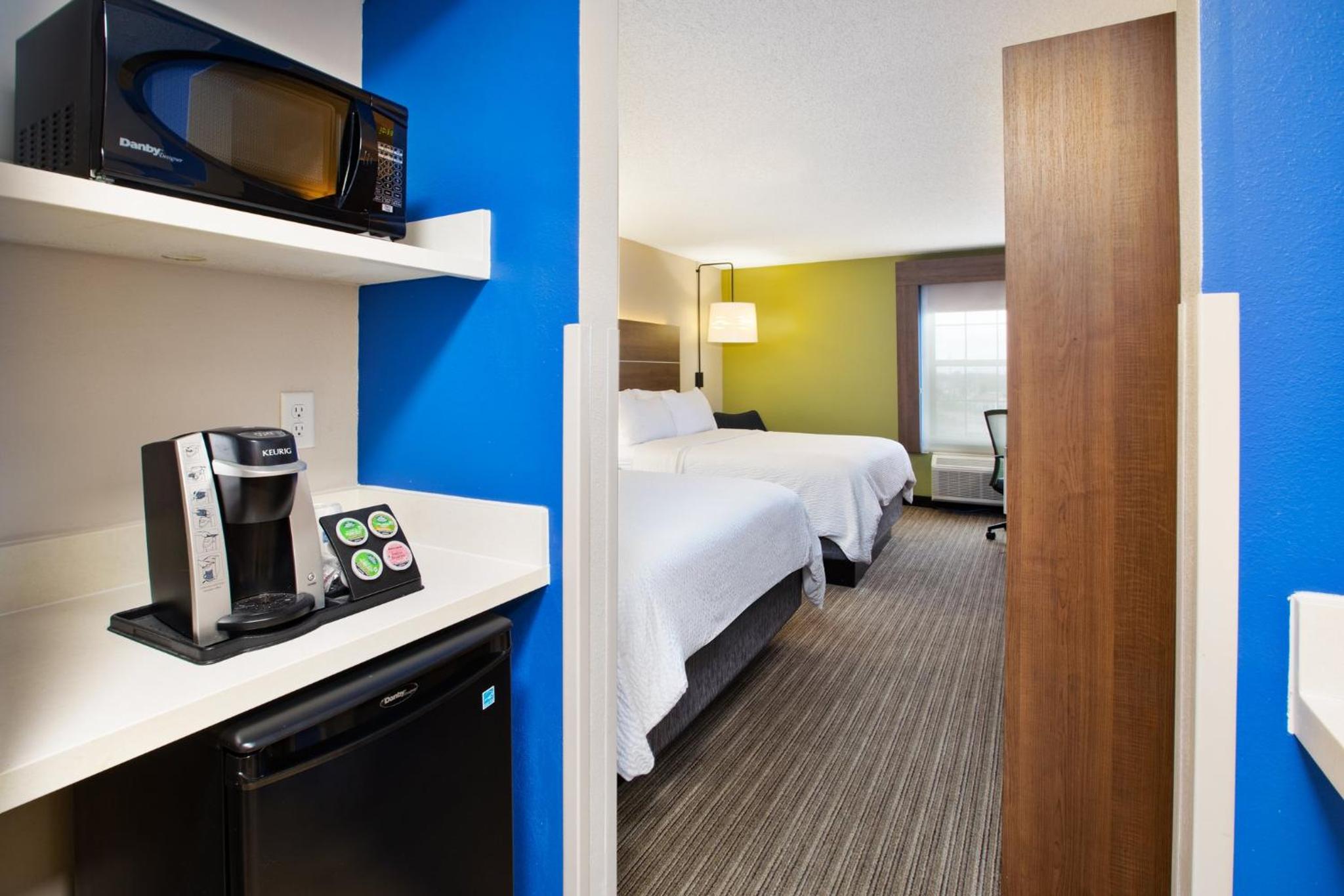 Standard Room with Two Queen Beds photo 3
