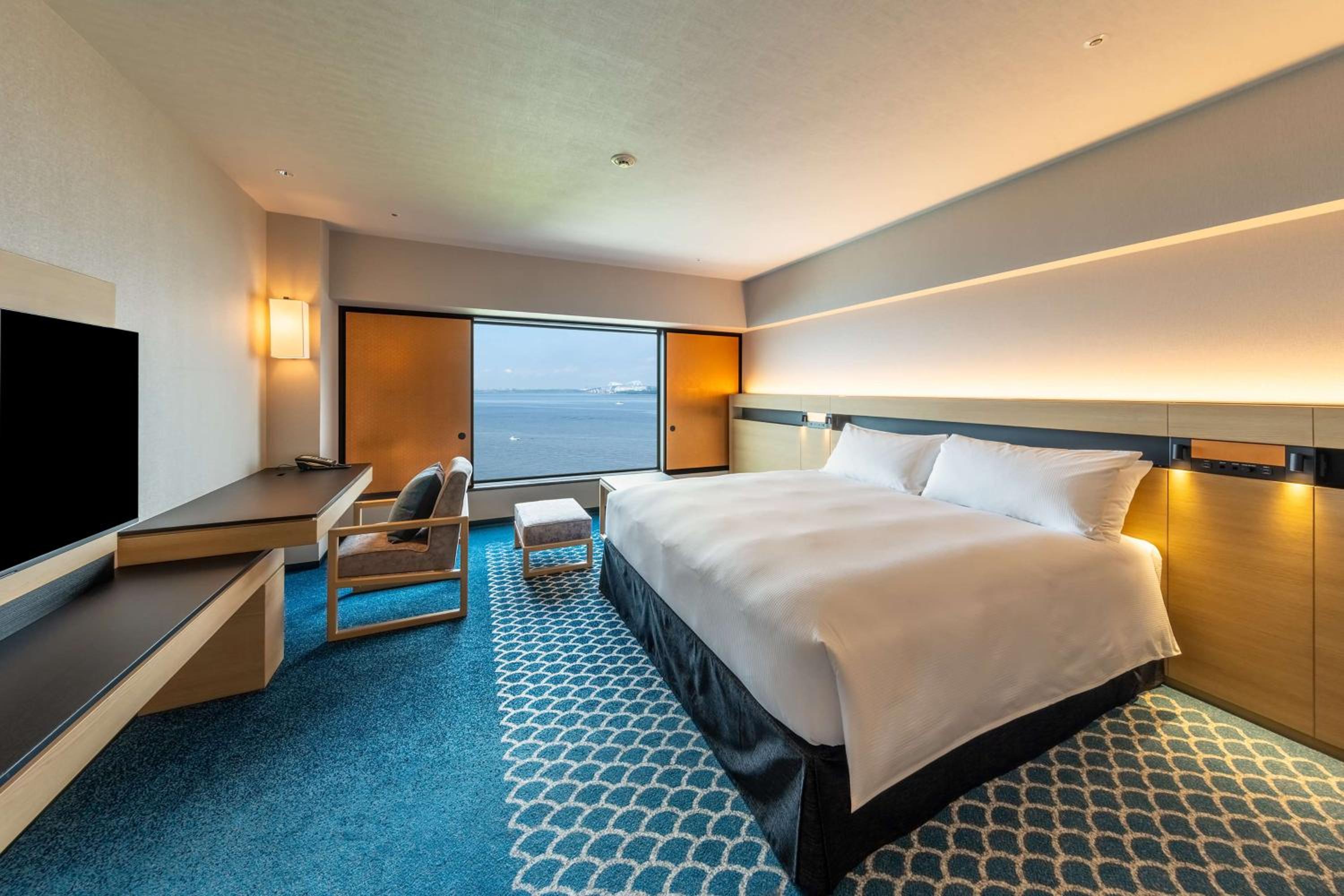 Deluxe King Room with Ocean View - Photo 16