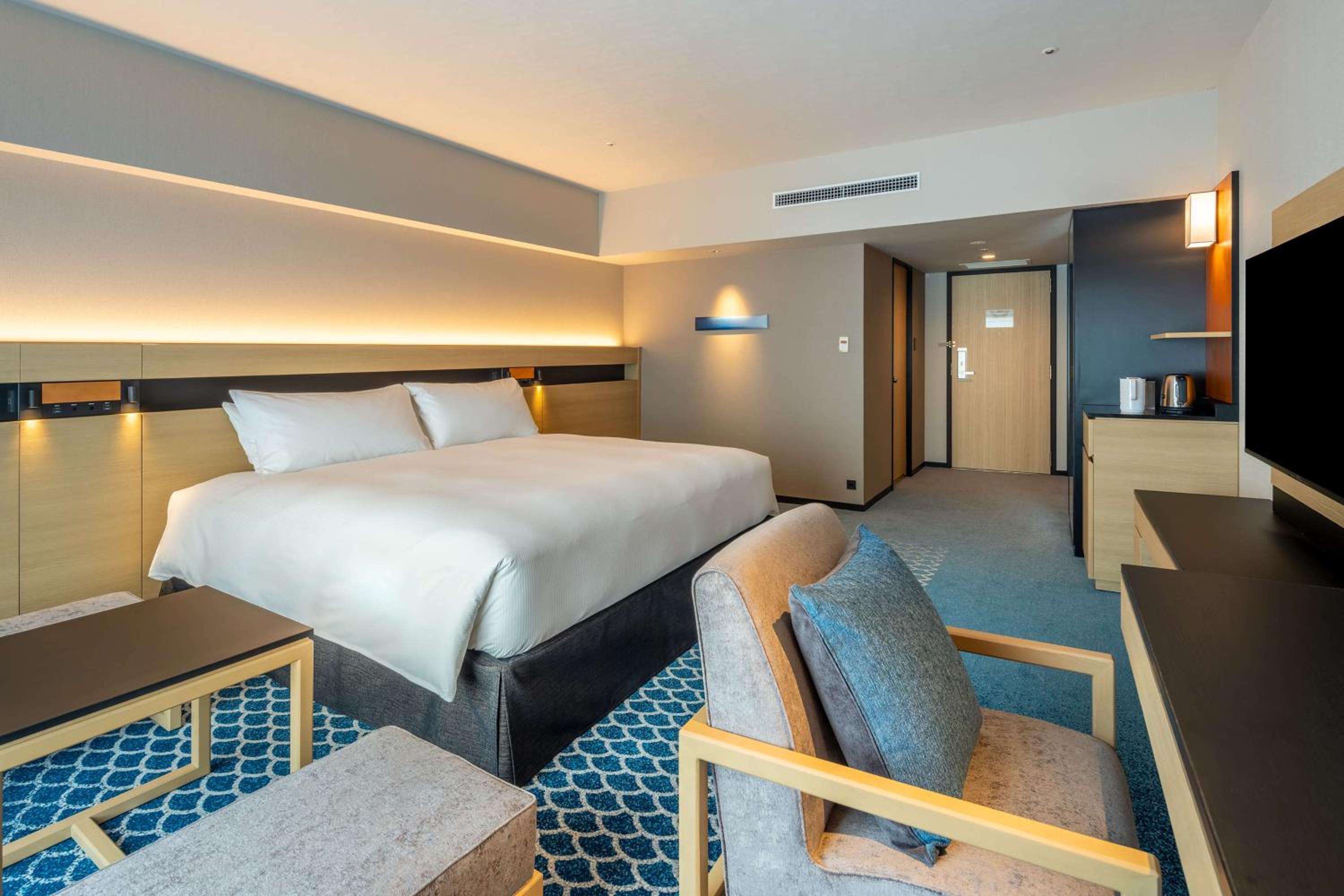 Deluxe King Room with Ocean View - Photo 15